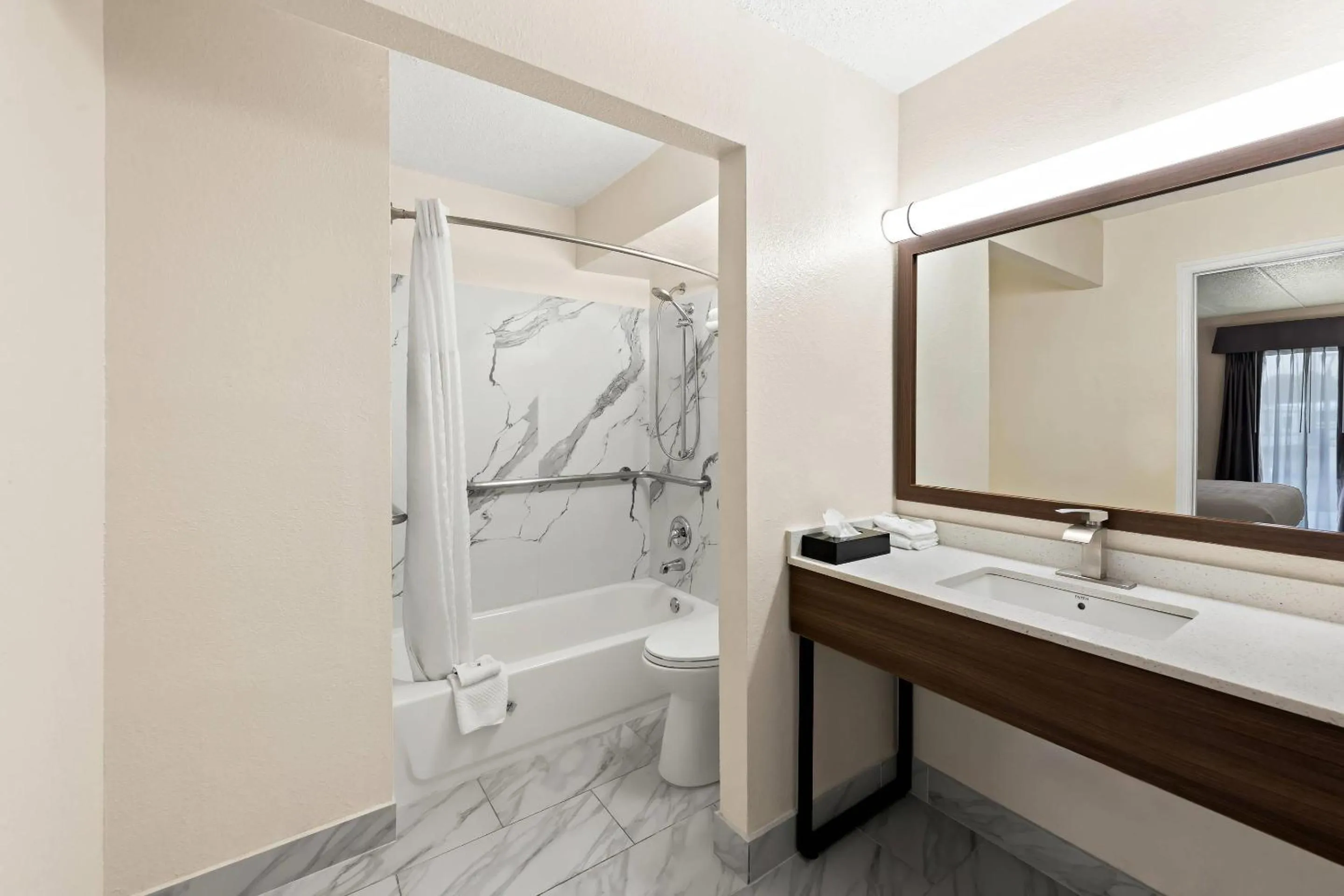 Bedroom in Quality Inn Mason Near Kings Island