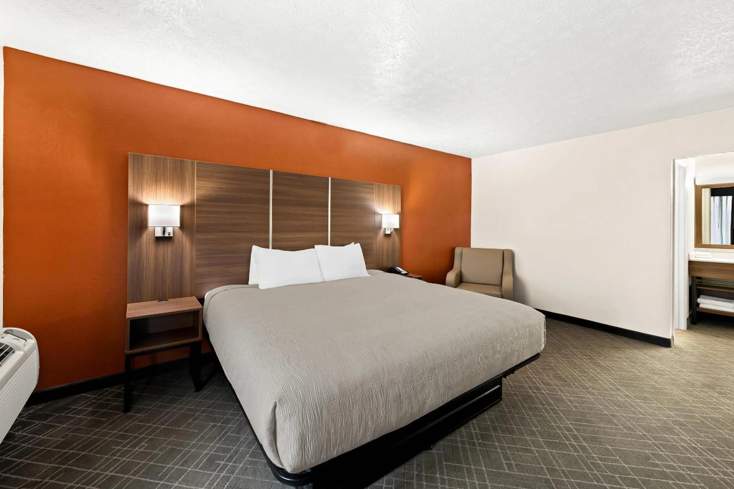 Bed in Quality Inn Mason Near Kings Island