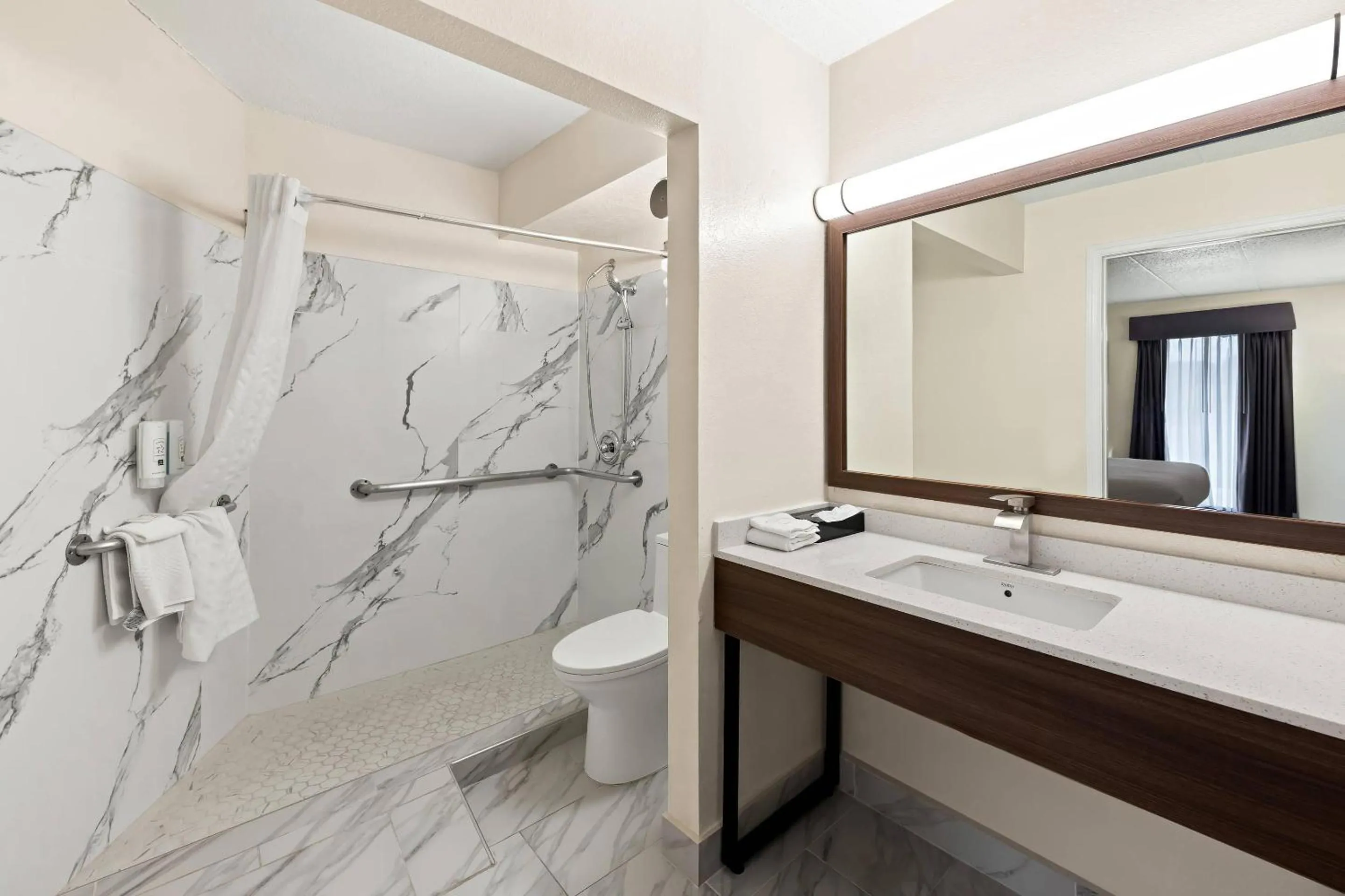 Bedroom in Quality Inn Mason Near Kings Island