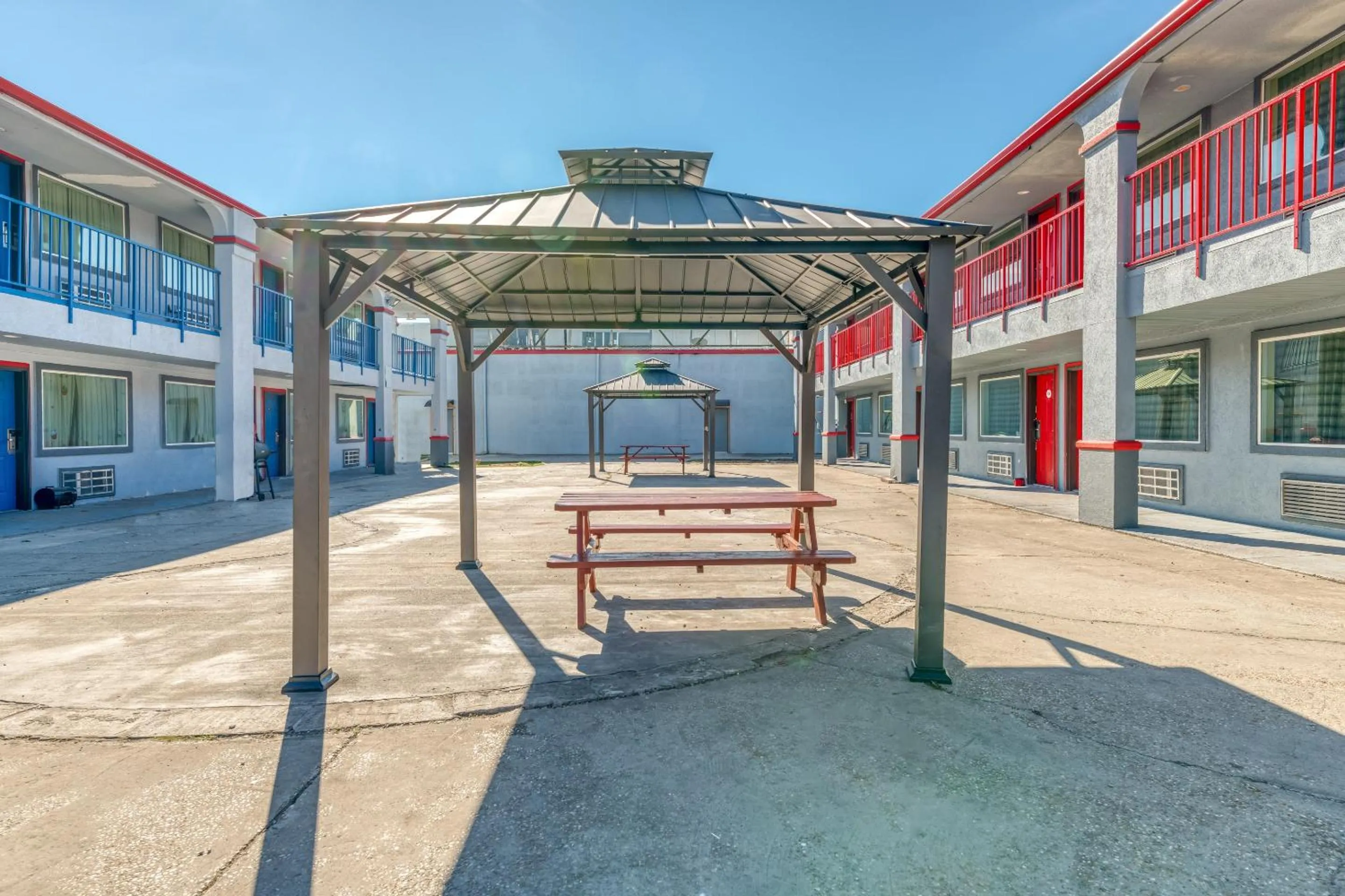 Garden in OYO Hotel Rosenberg TX I-69