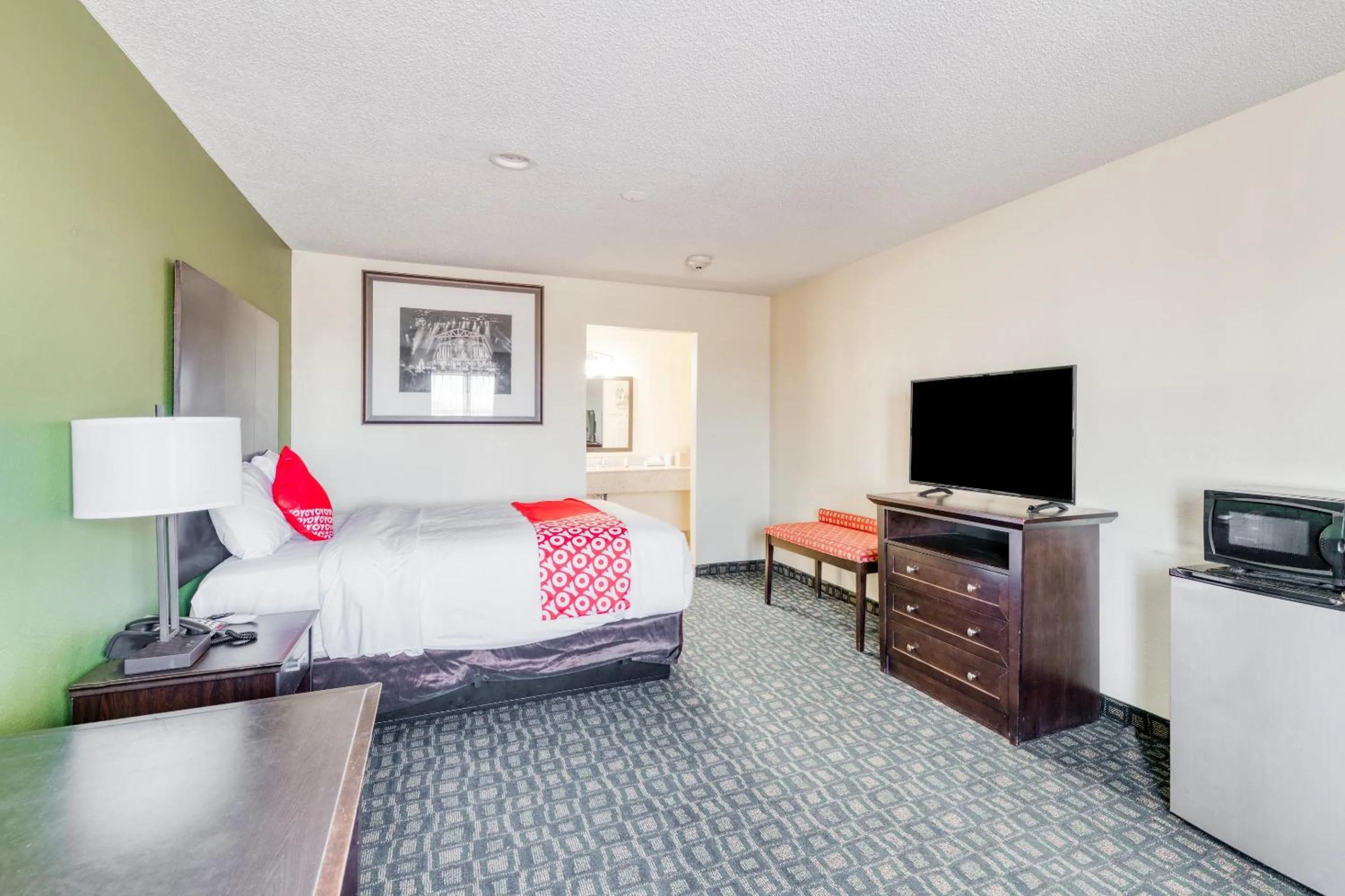 Bedroom, Bed in OYO Hotel Rosenberg TX I-69