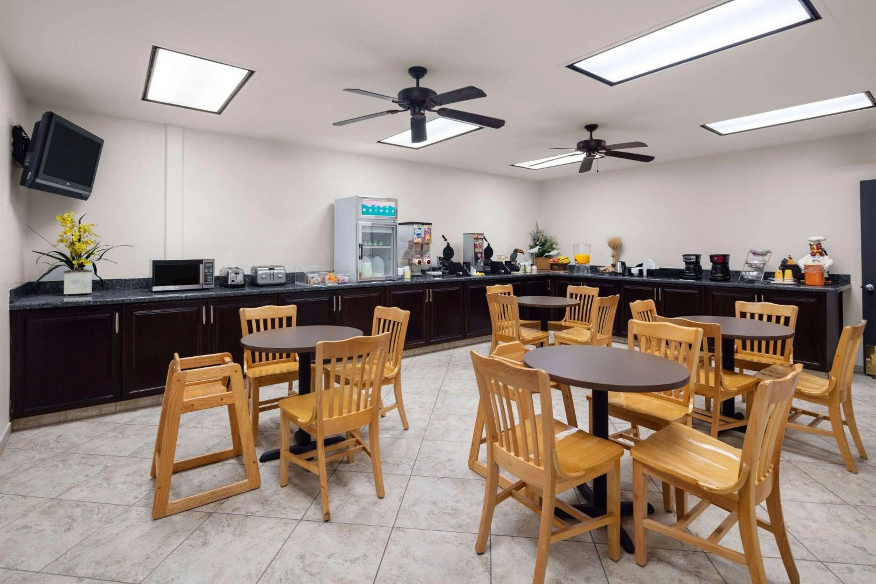 Breakfast in Travelodge by Wyndham Globe AZ