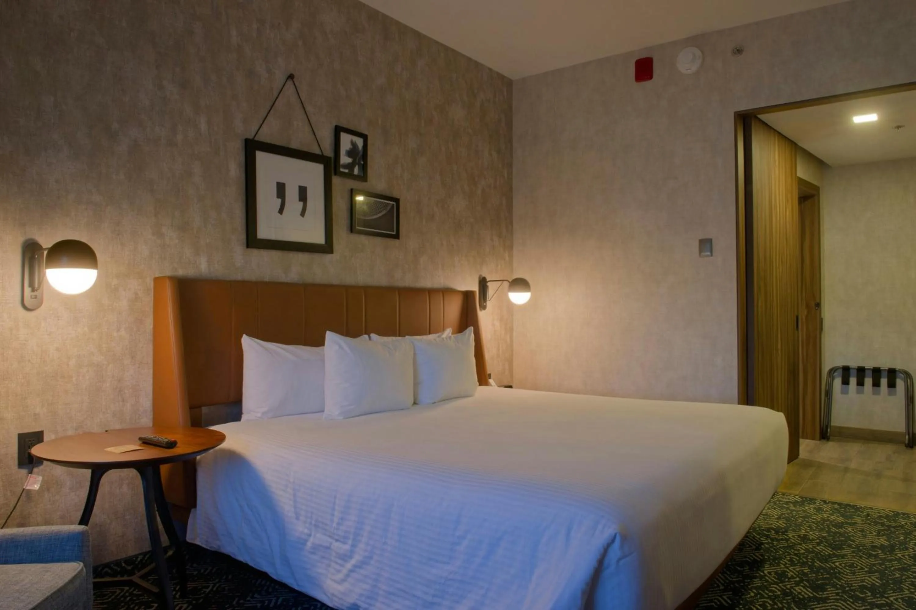 Photo of the whole room, Bed in Four Points by Sheraton Distrito Uno Chihuahua