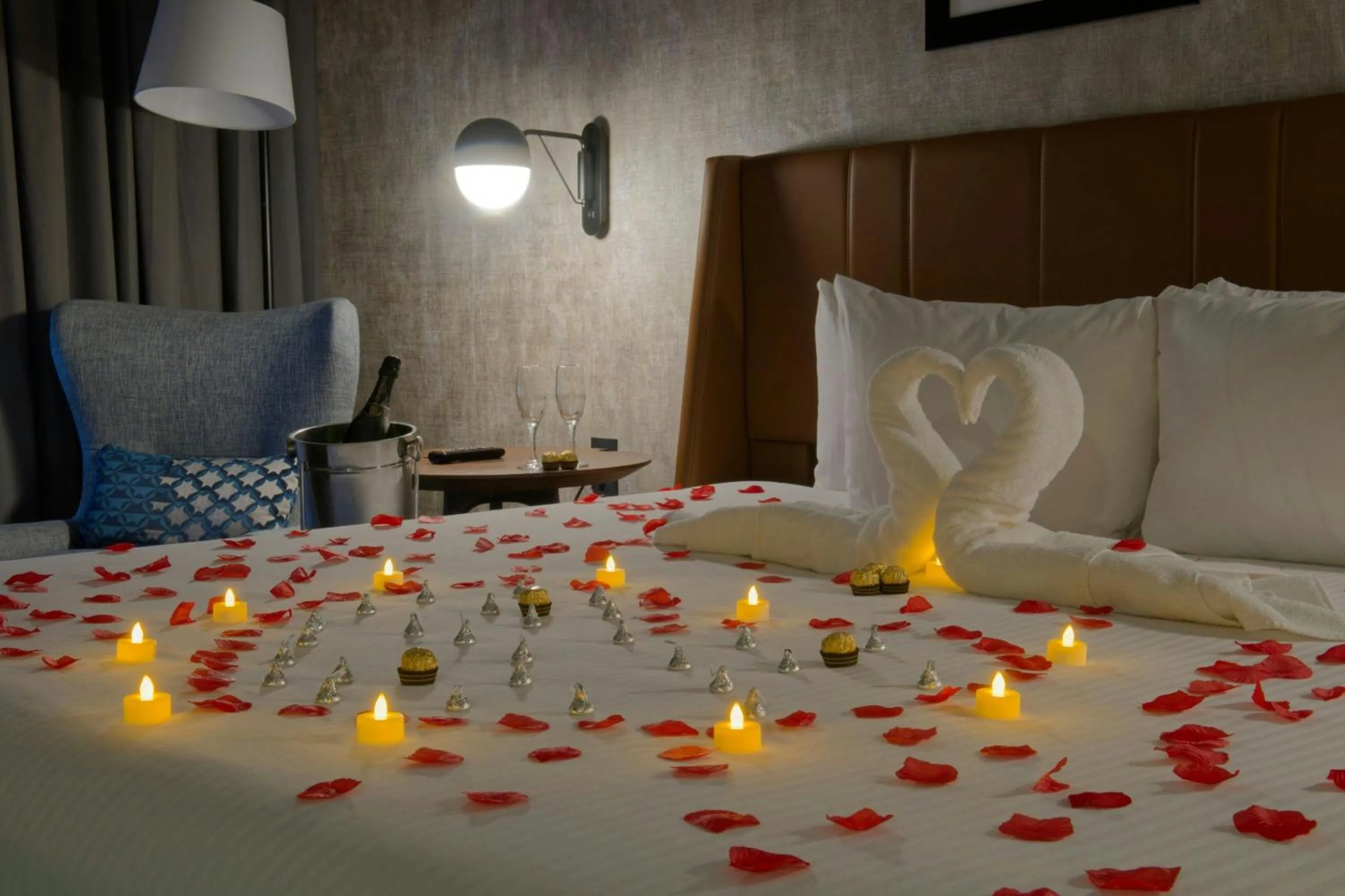 Photo of the whole room, Bed in Four Points by Sheraton Distrito Uno Chihuahua