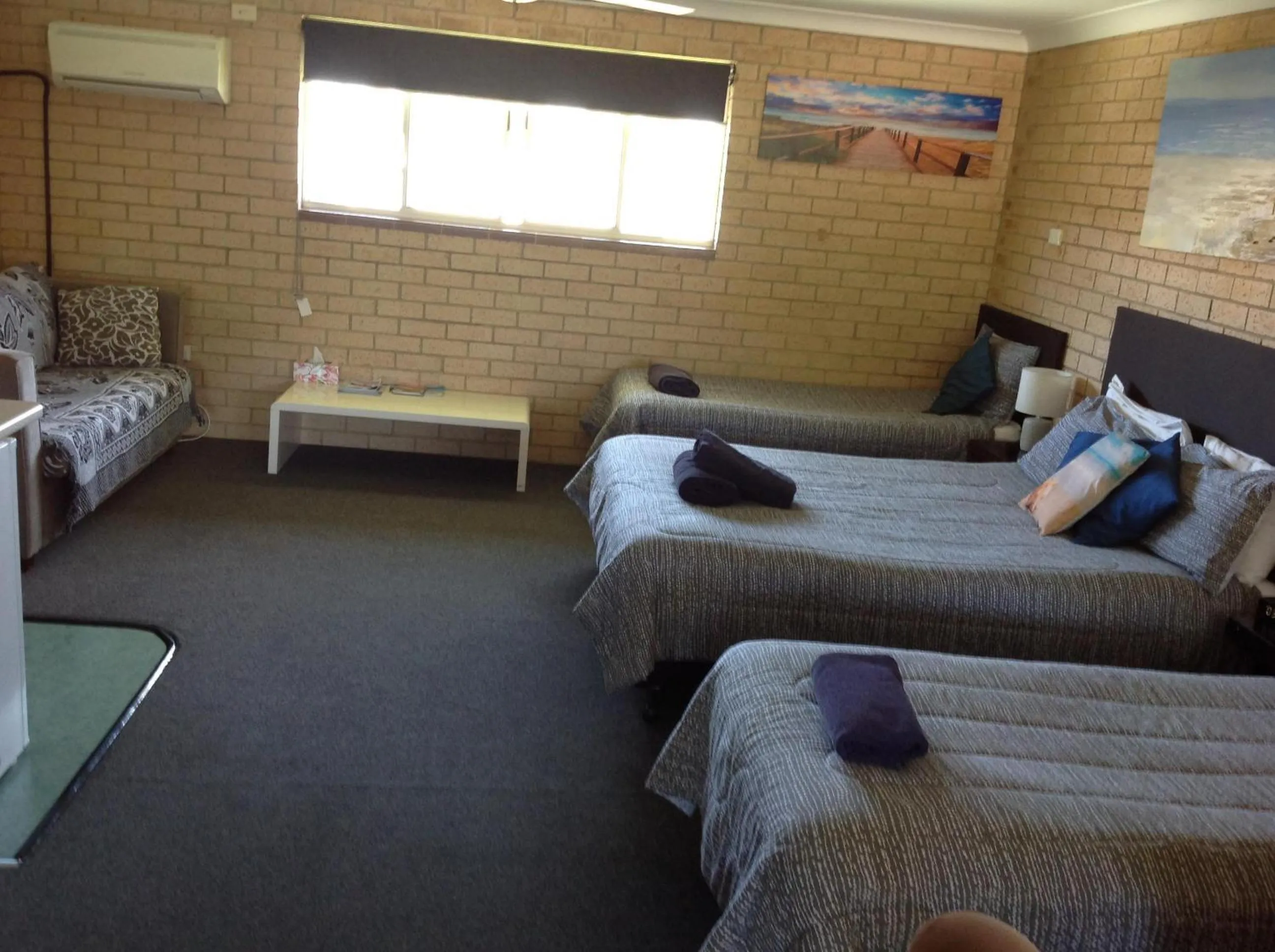 Seating area, Bed in Avlon Gardens Motel
