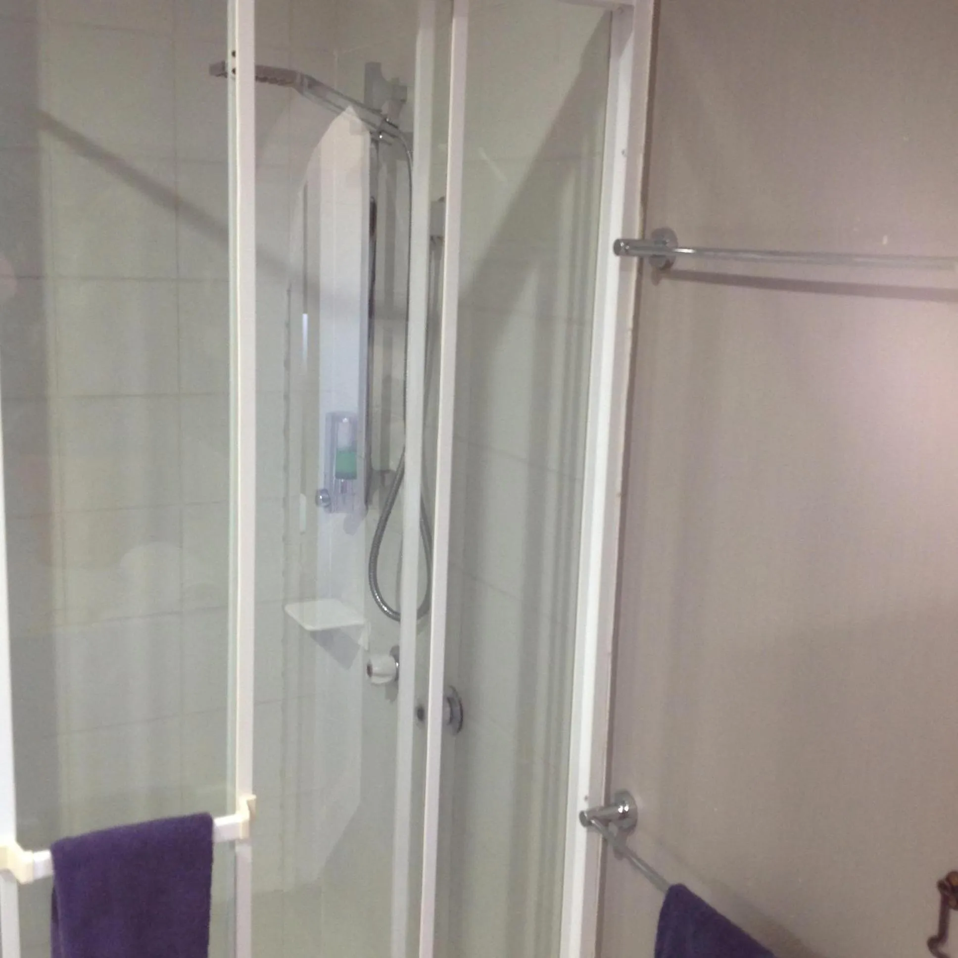 Bathroom in Avlon Gardens Motel