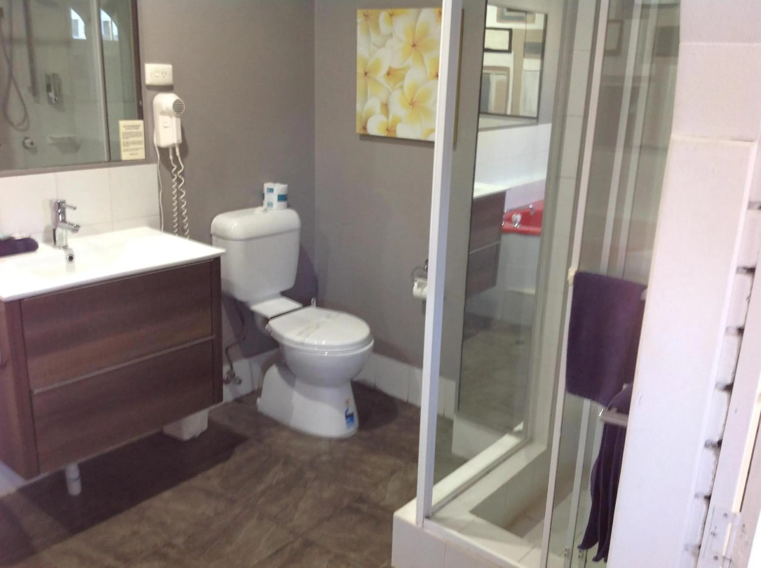 Bathroom in Avlon Gardens Motel