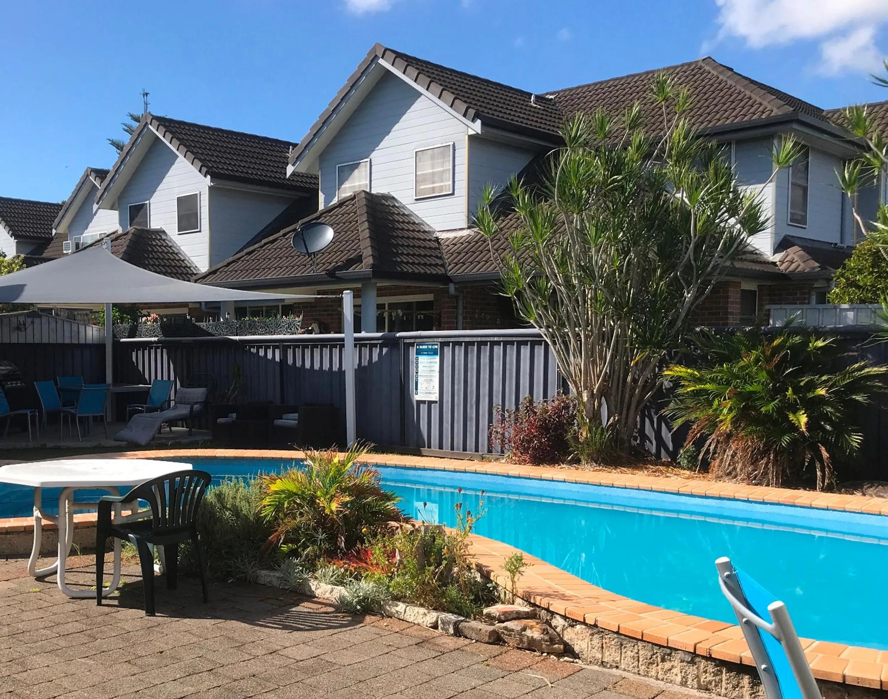 Swimming pool in Avlon Gardens Motel