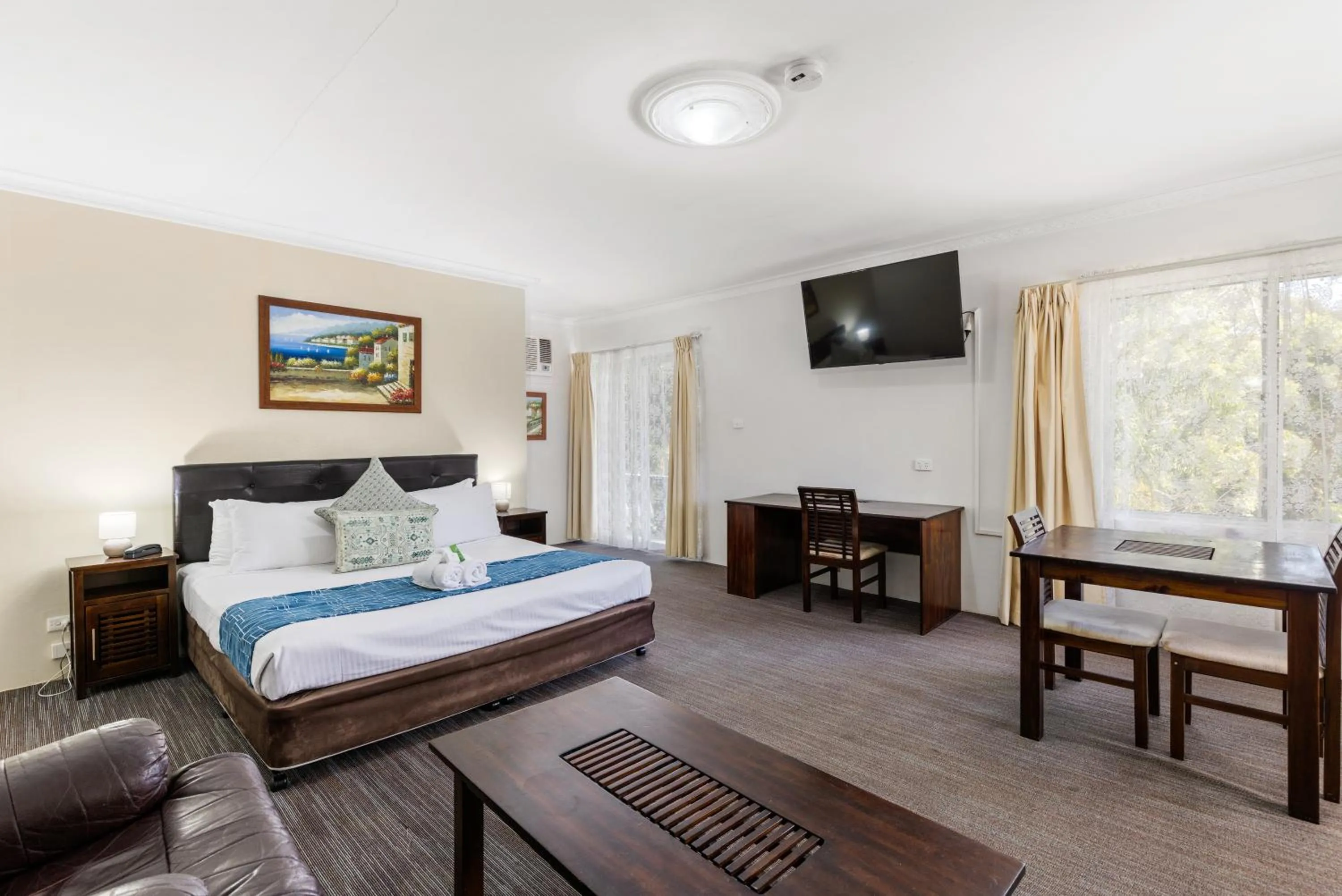 Bed in Sanctuary Resort Motor Inn