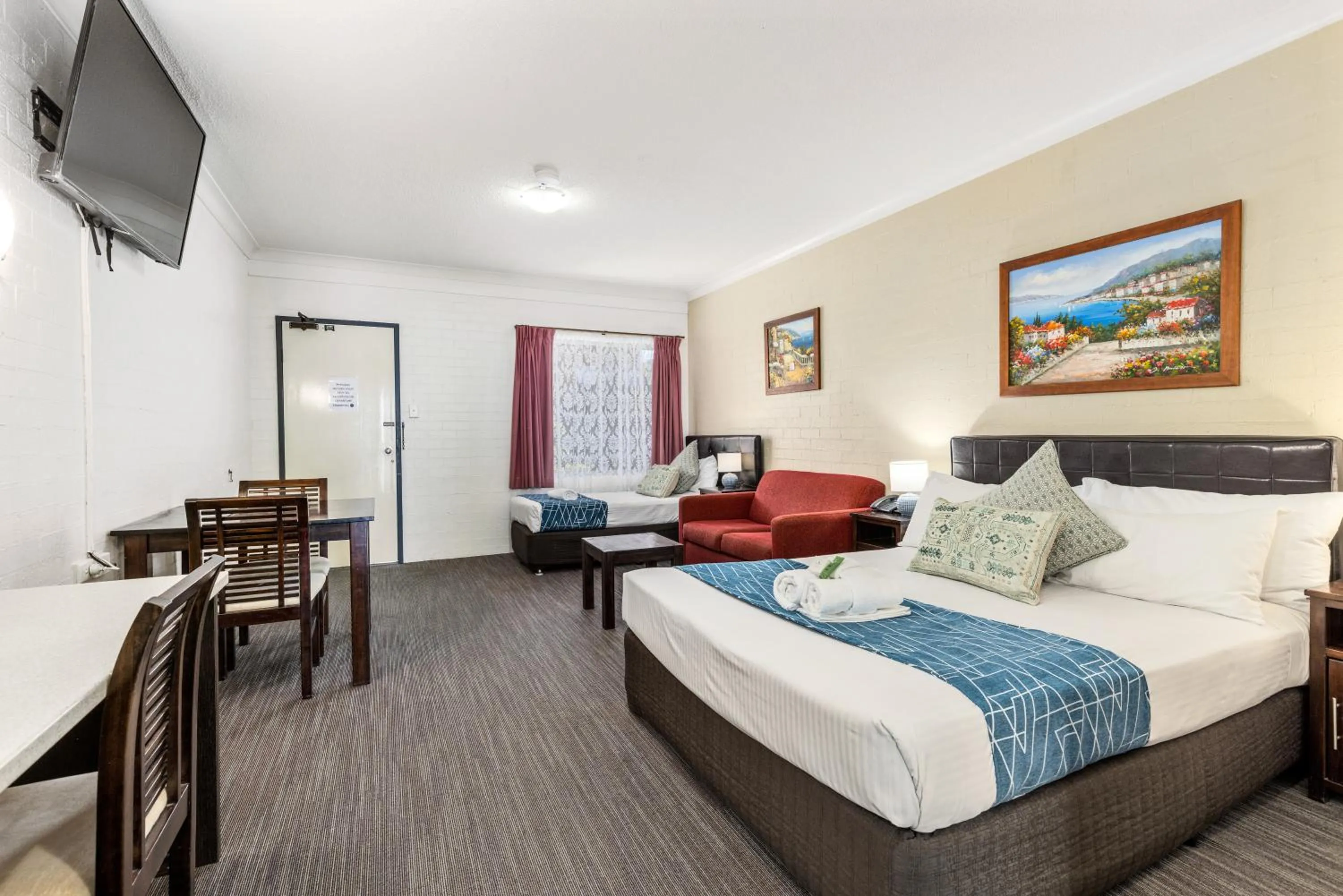 Bed in Sanctuary Resort Motor Inn