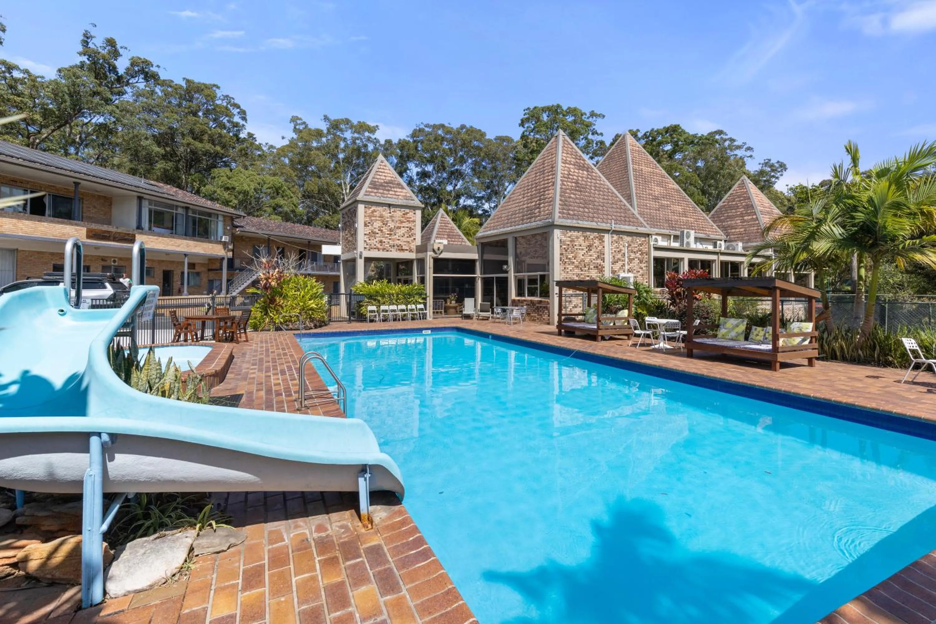 Swimming pool in Sanctuary Resort Motor Inn