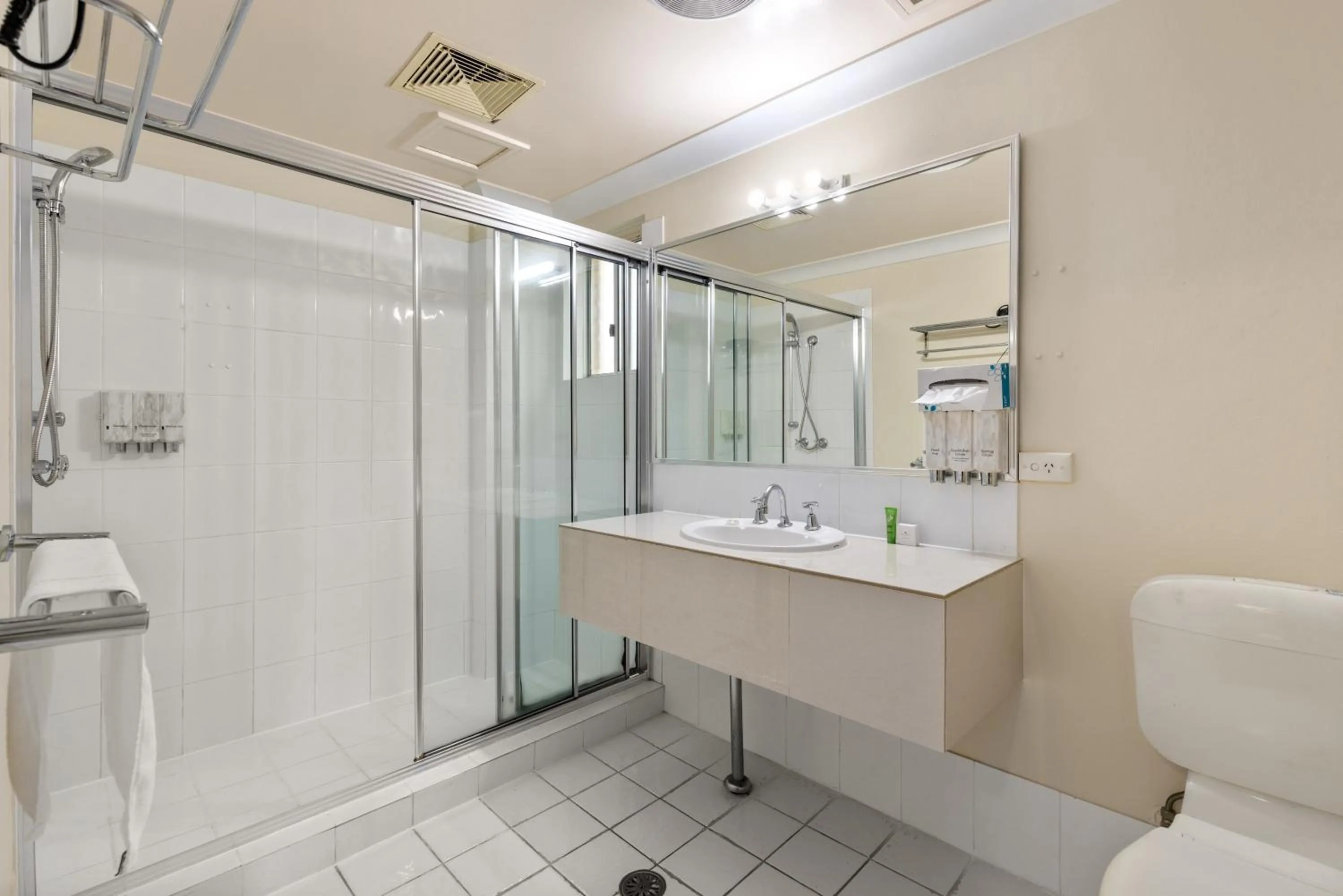 Shower in Sanctuary Resort Motor Inn