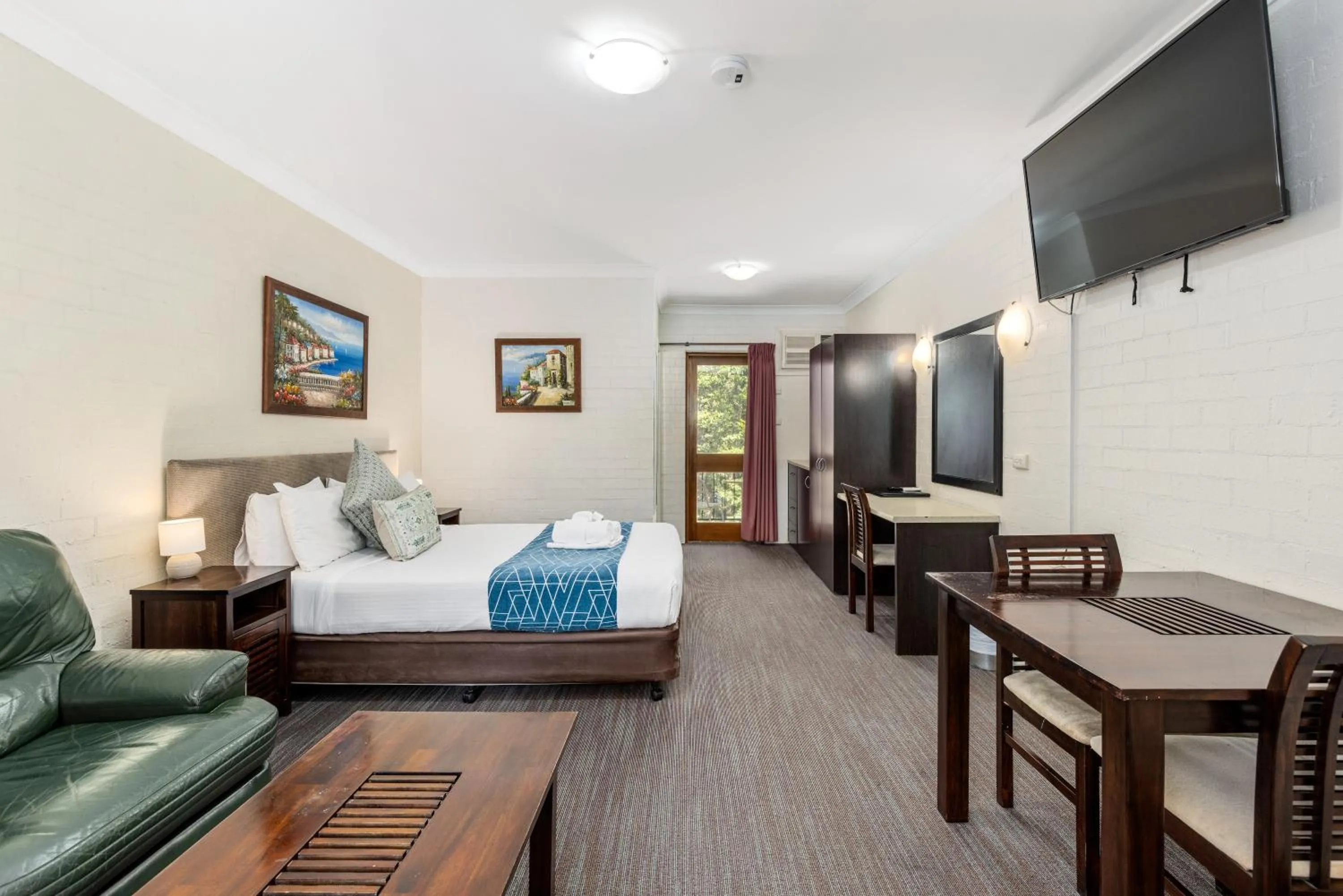 Bed in Sanctuary Resort Motor Inn