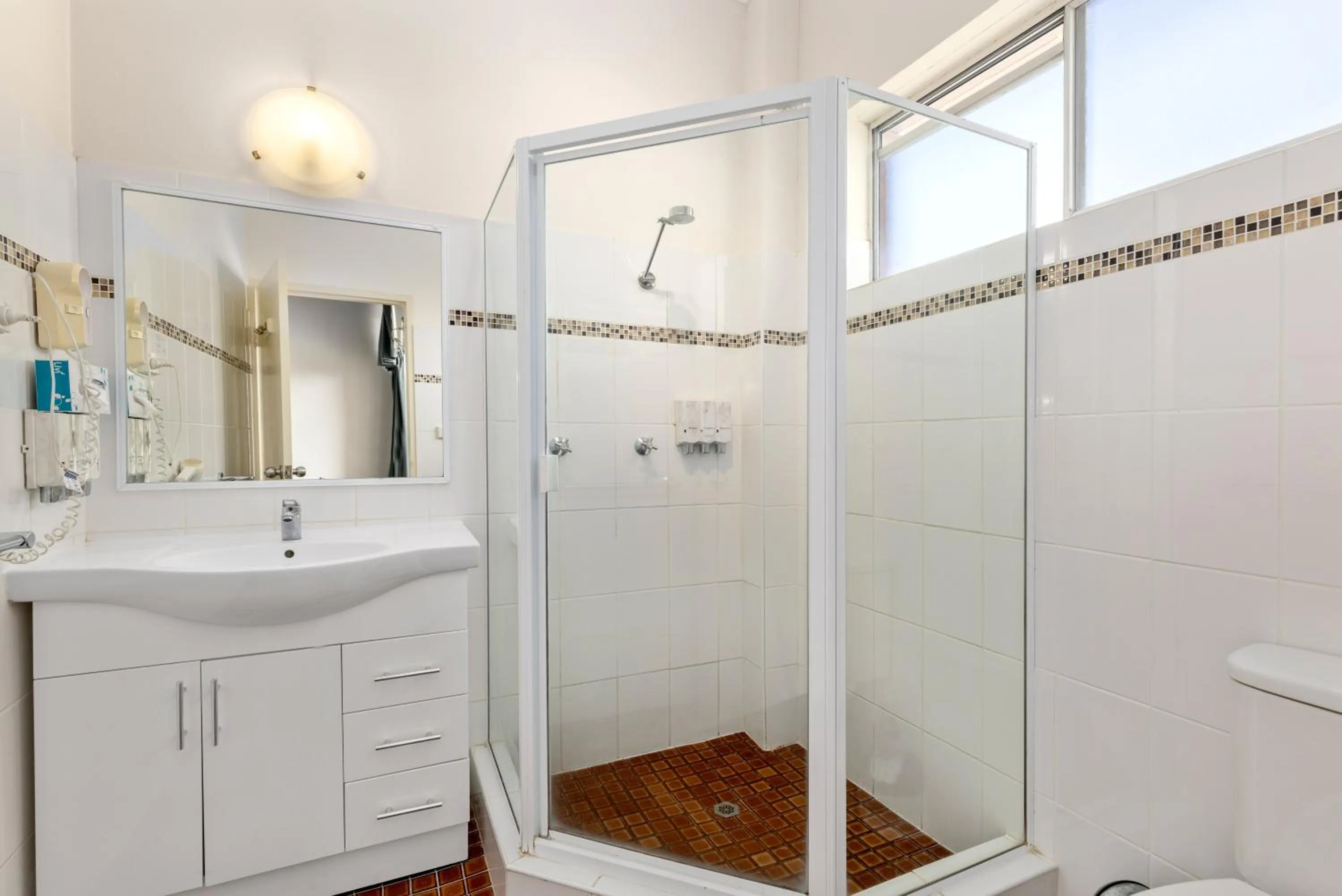 Shower in Sanctuary Resort Motor Inn