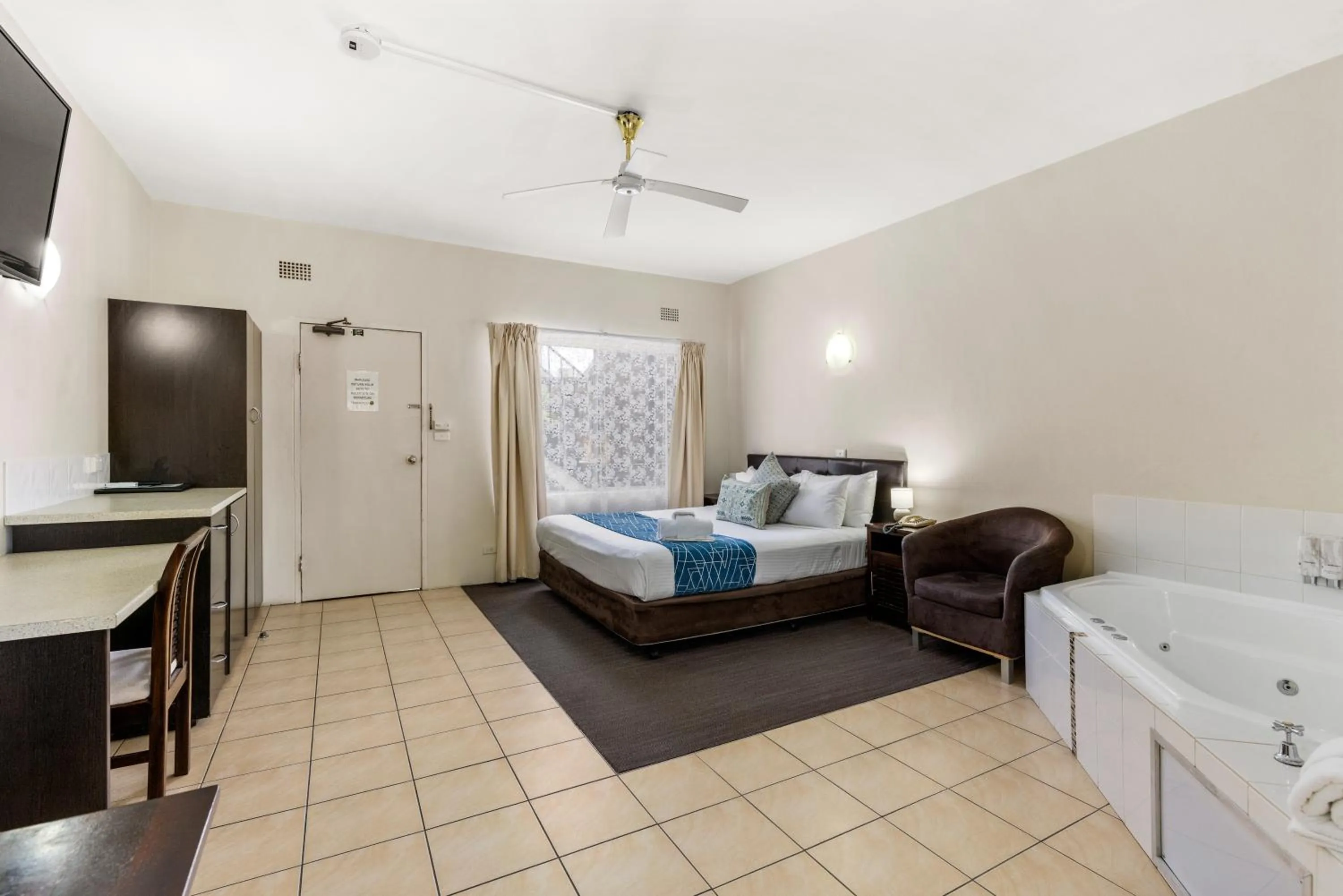 Bed in Sanctuary Resort Motor Inn