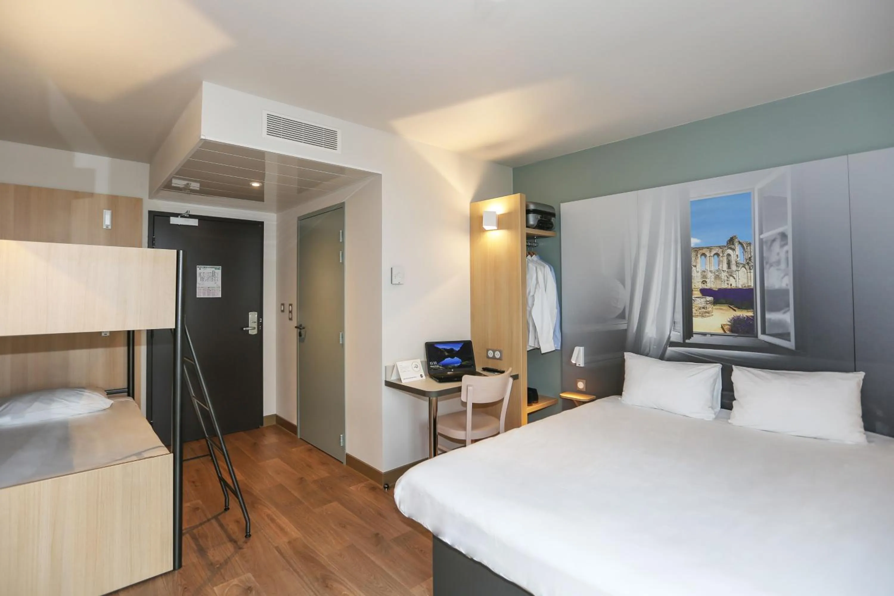 Property building, Bed in B&B HOTEL Les Herbiers