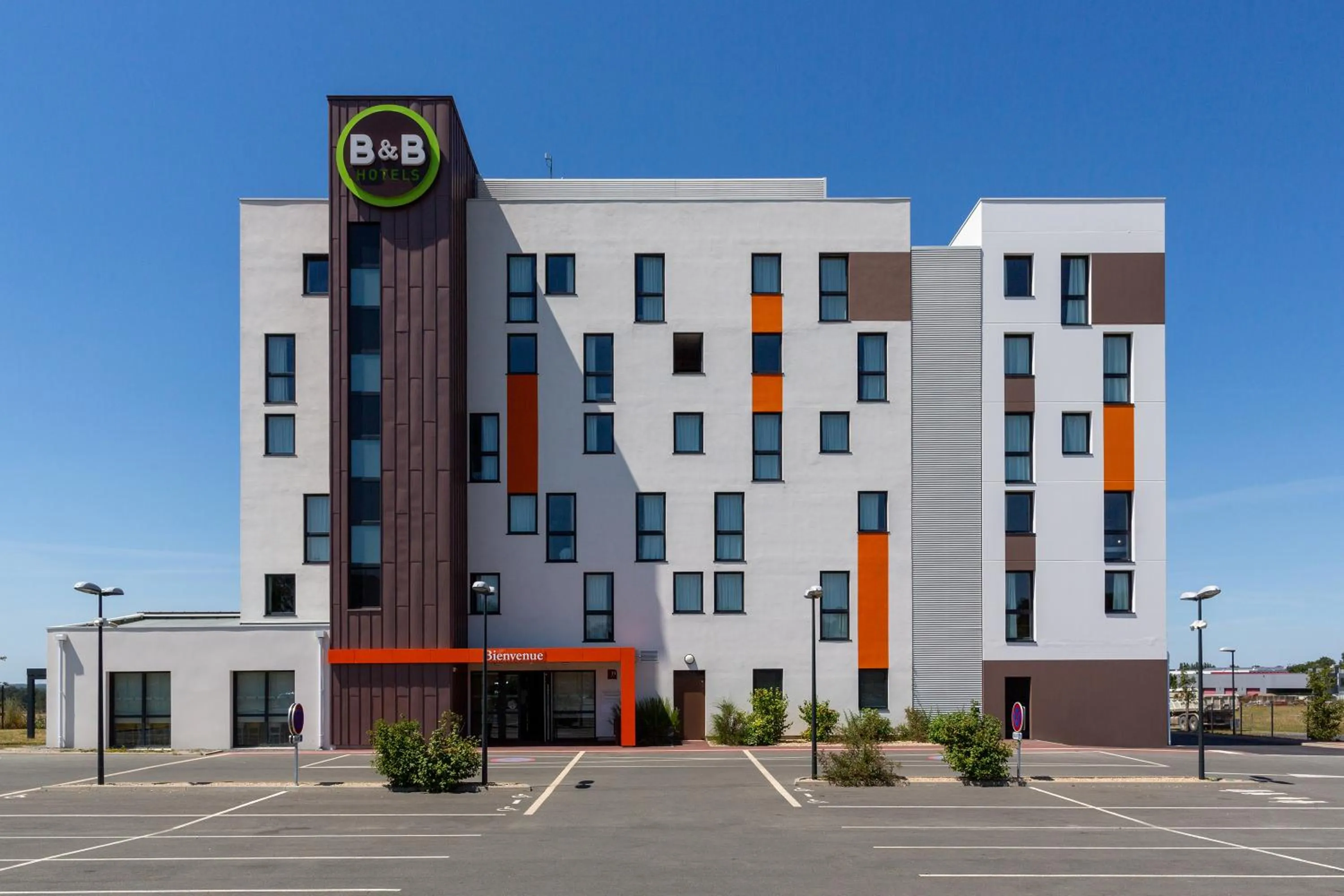 Facade/entrance in B&B HOTEL Les Herbiers