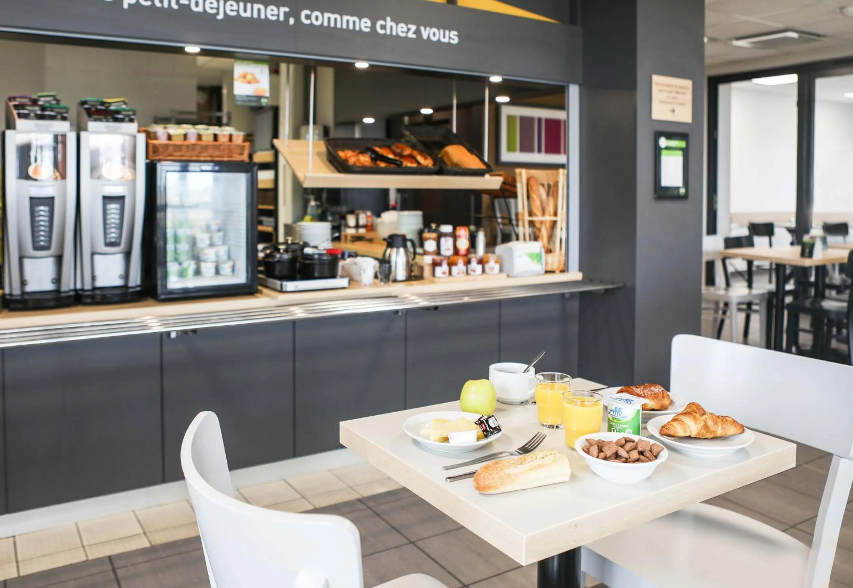 Breakfast in B&B HOTEL Les Herbiers