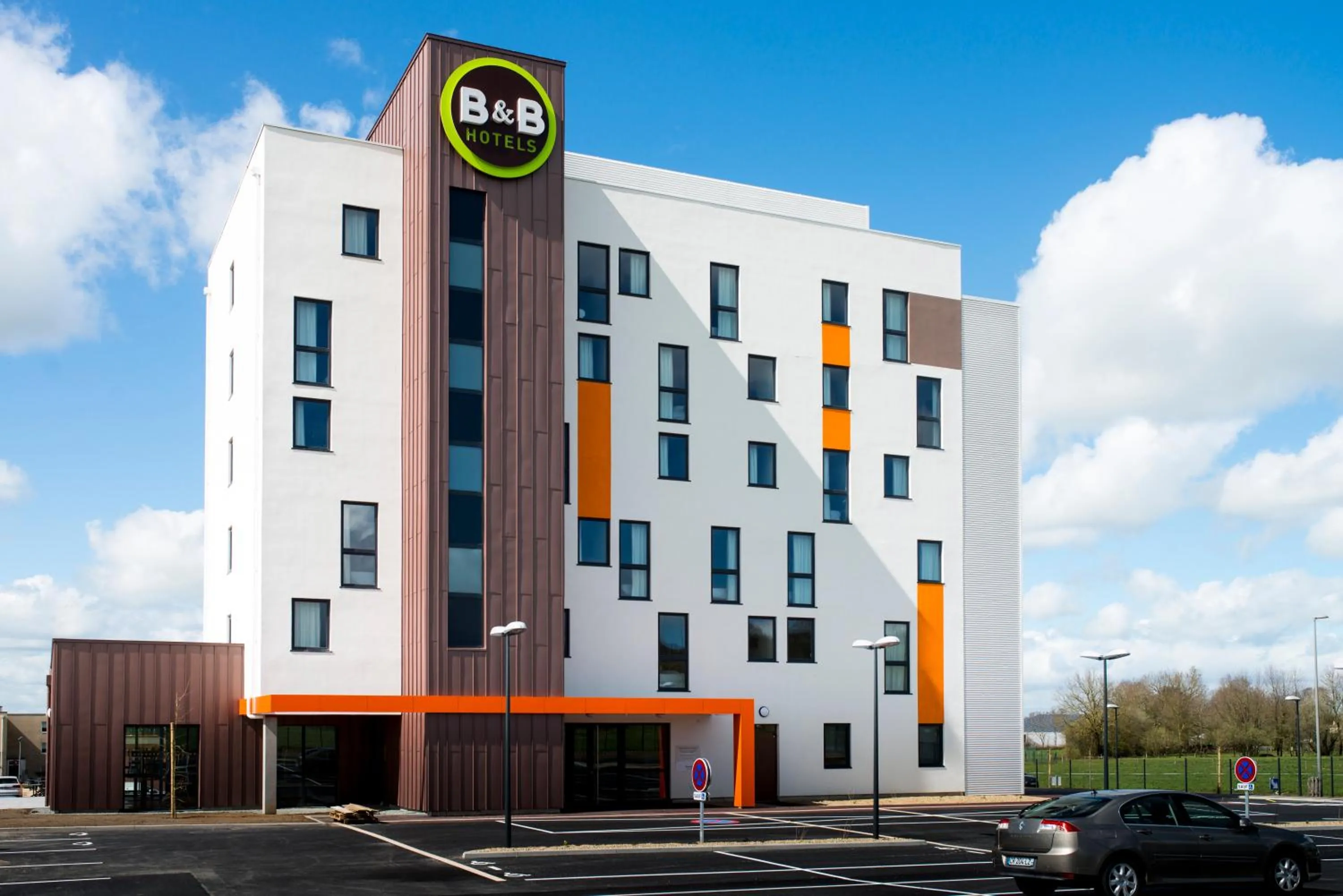 Facade/entrance in B&B HOTEL Les Herbiers