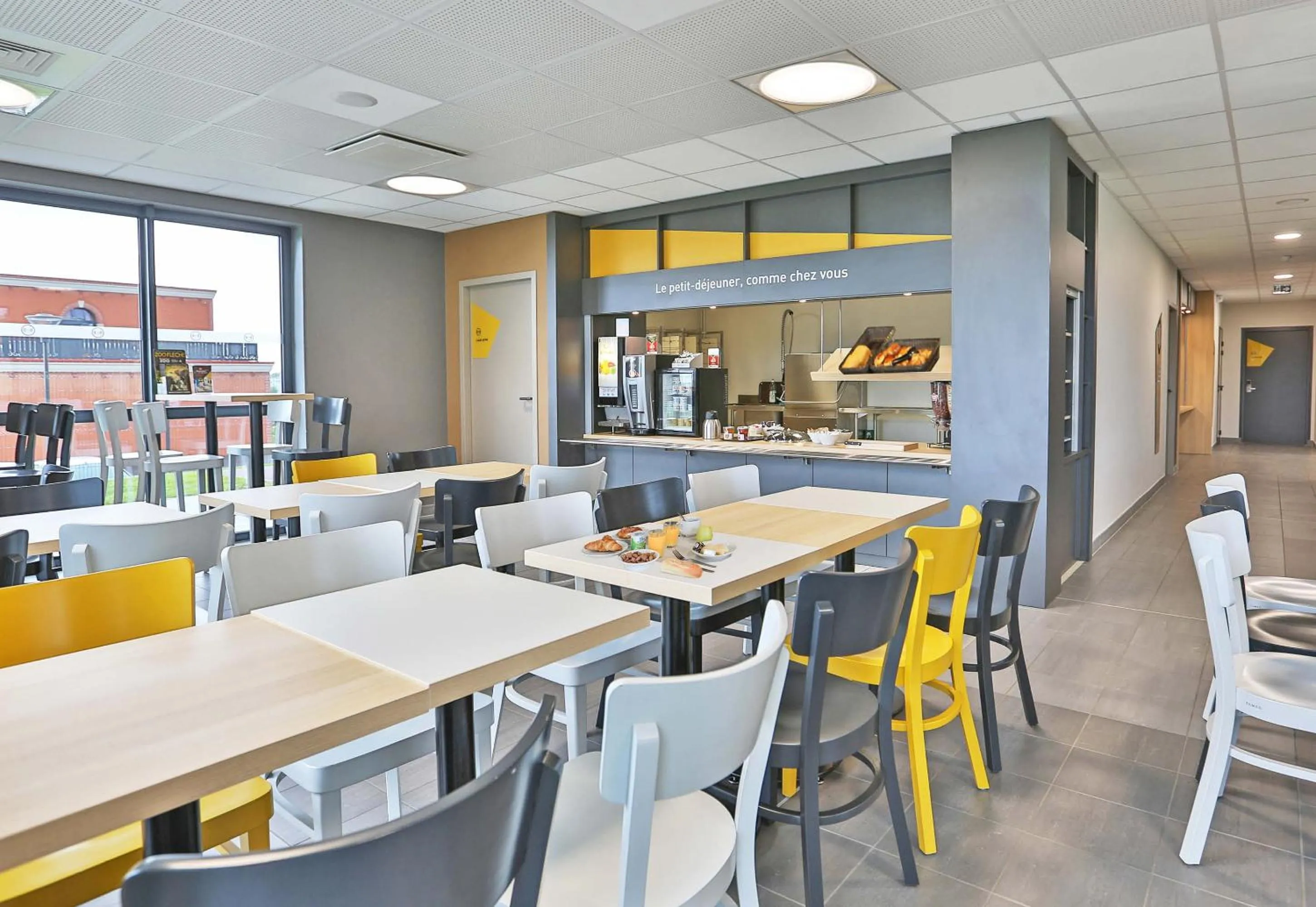 Restaurant/places to eat in B&B HOTEL Les Herbiers