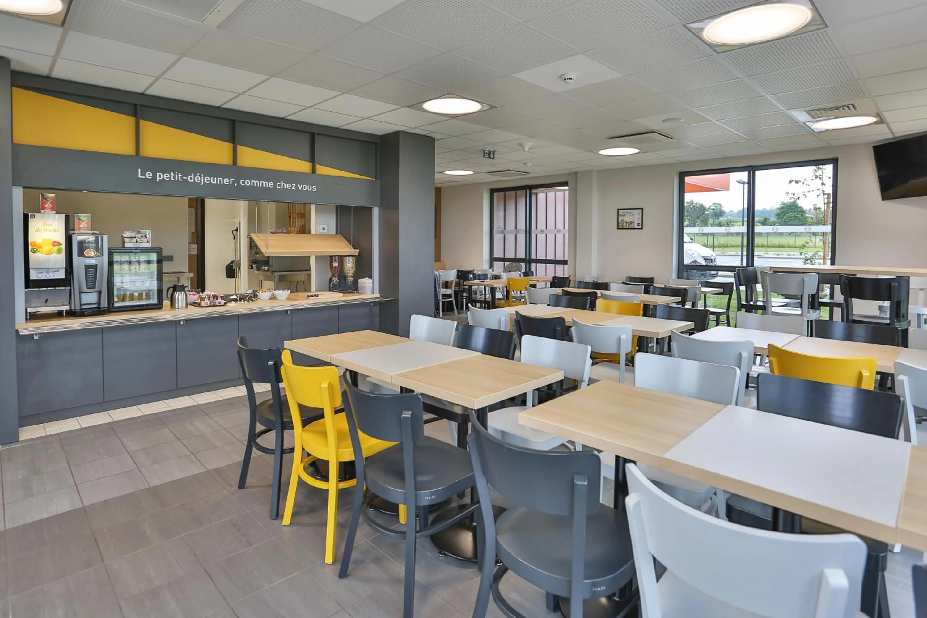 Buffet breakfast in B&B HOTEL Les Herbiers