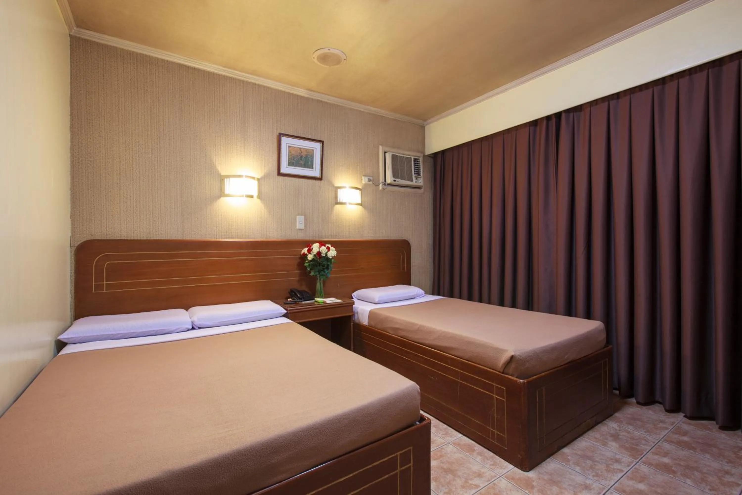 Bedroom in Paladin Hotel