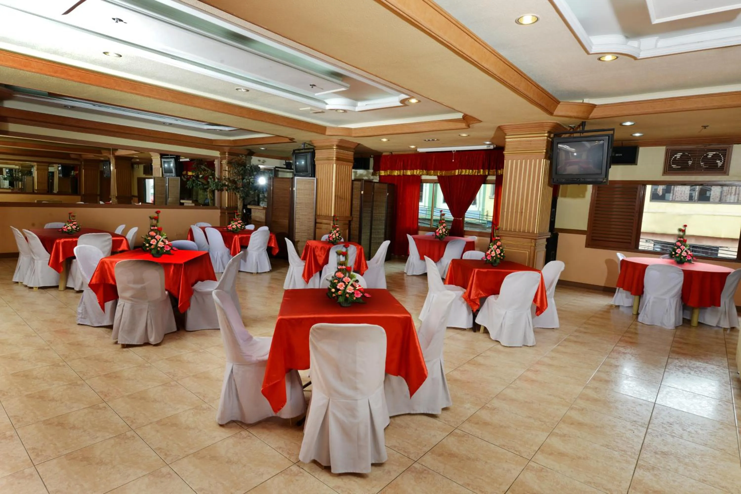 Restaurant/places to eat in Paladin Hotel