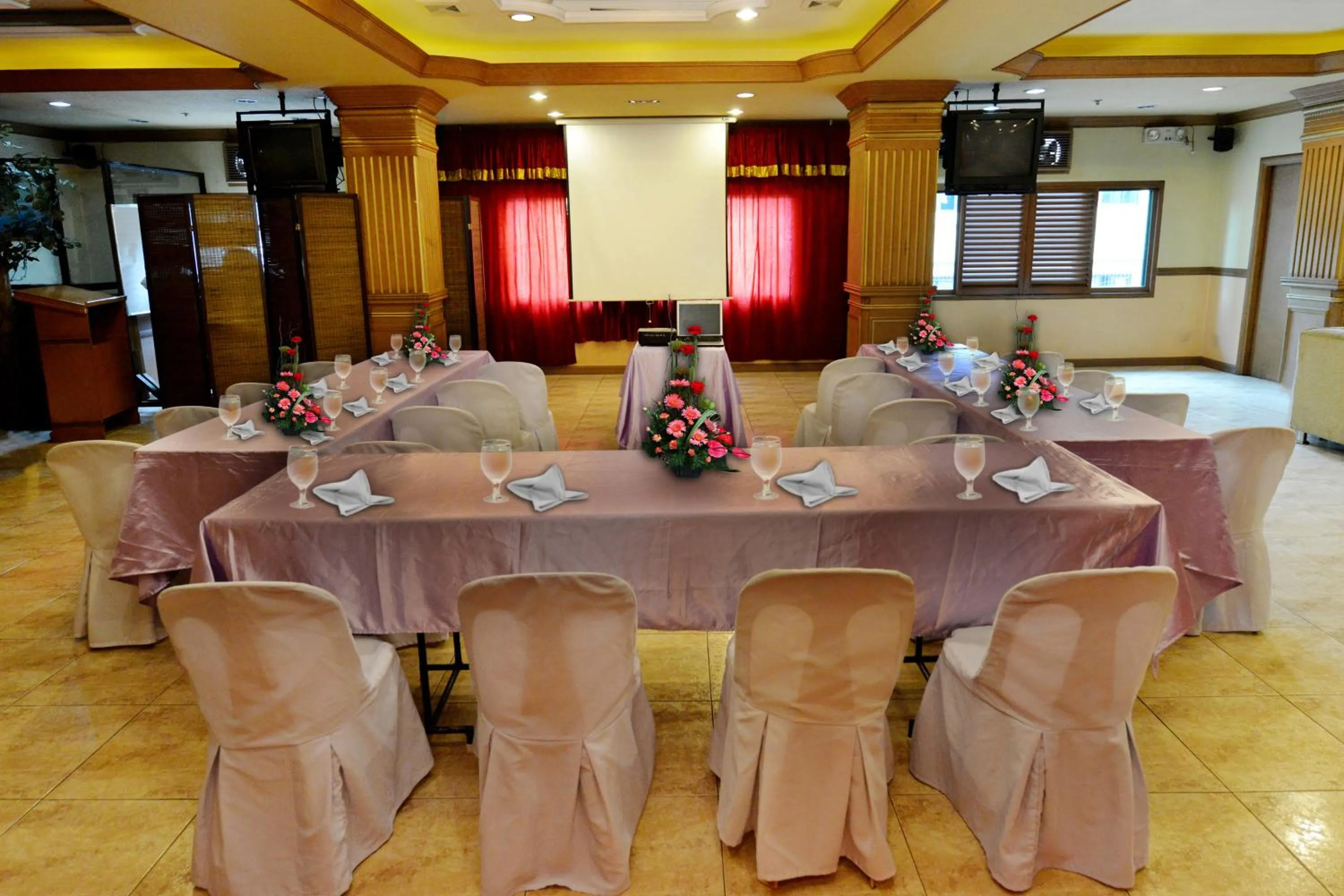 Business facilities in Paladin Hotel