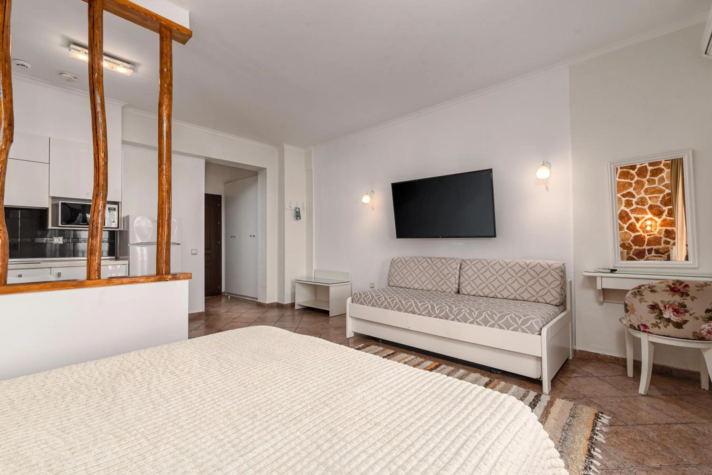 Photo of the whole room, Bed in Hotel Aeollos