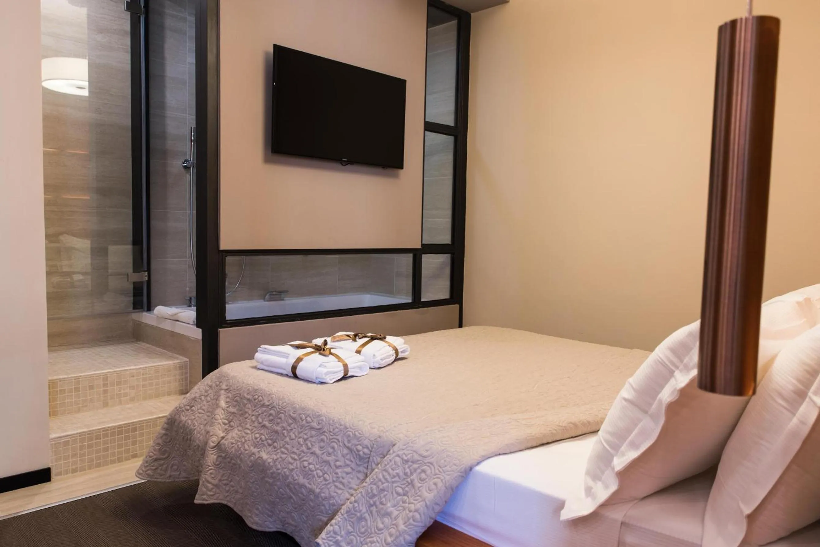 Hot Tub, Bed in Unicum Vite