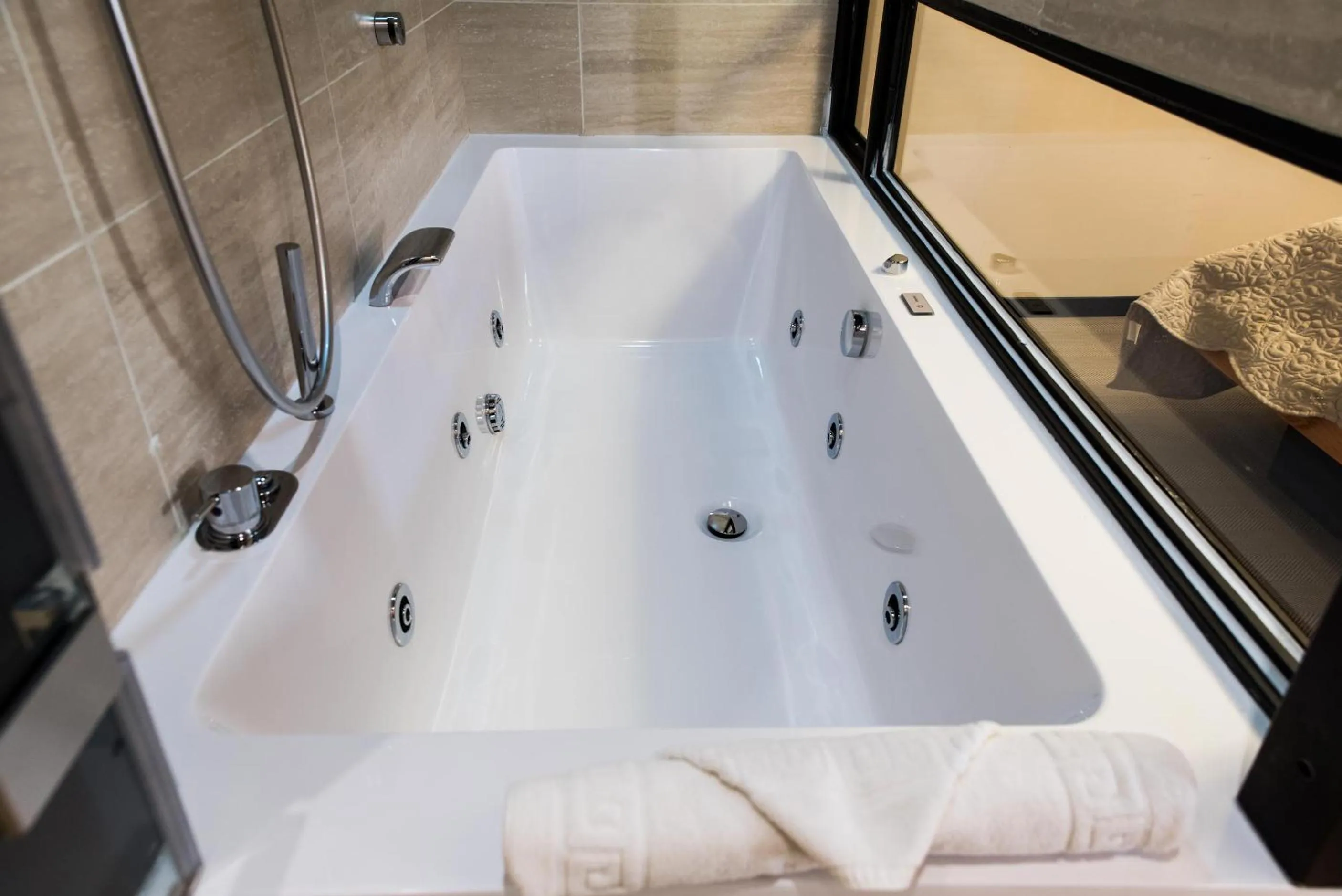 Hot Tub in Unicum Vite