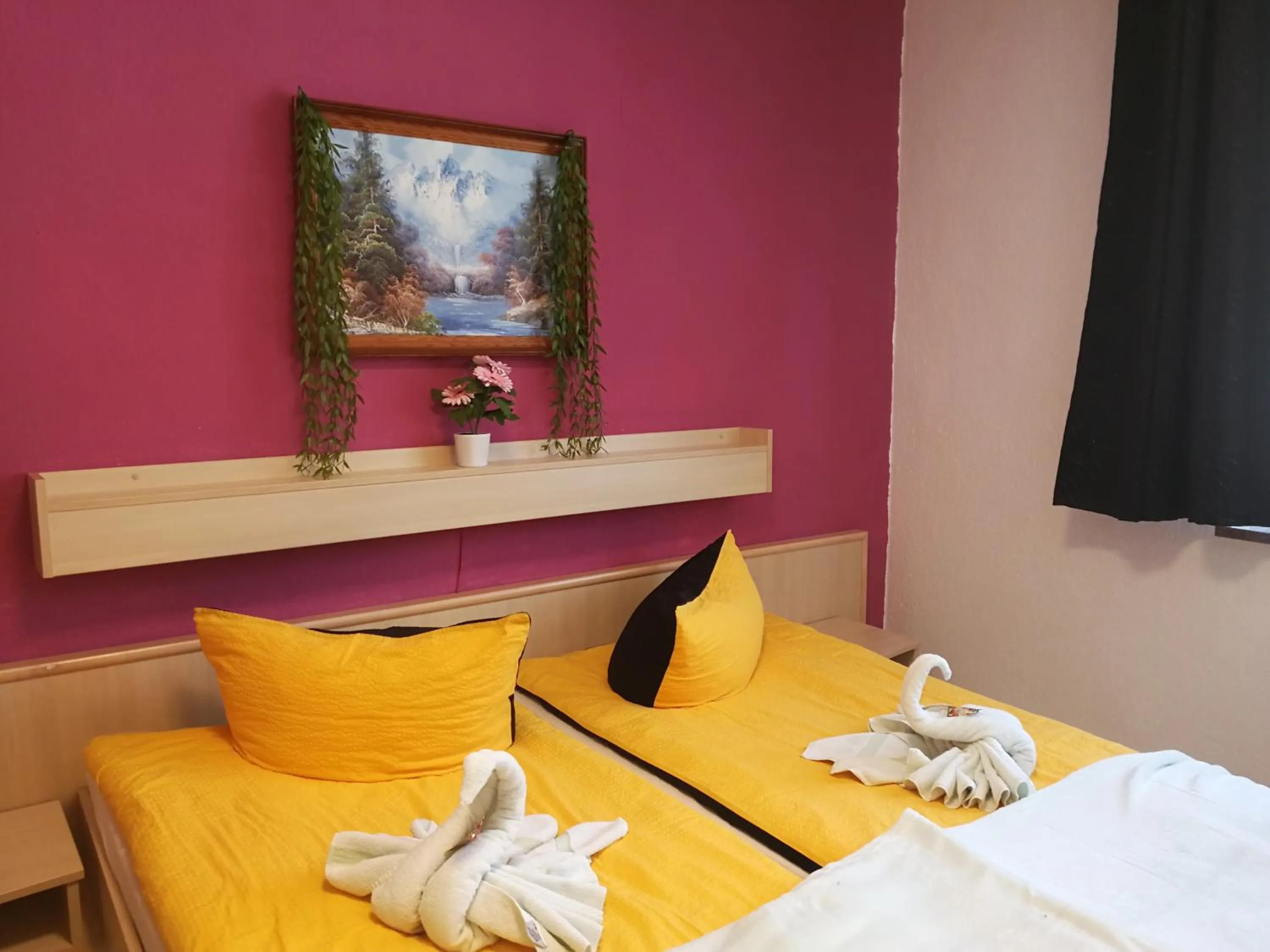 Bed in Gasthaus&Pension "Grünes Herz"