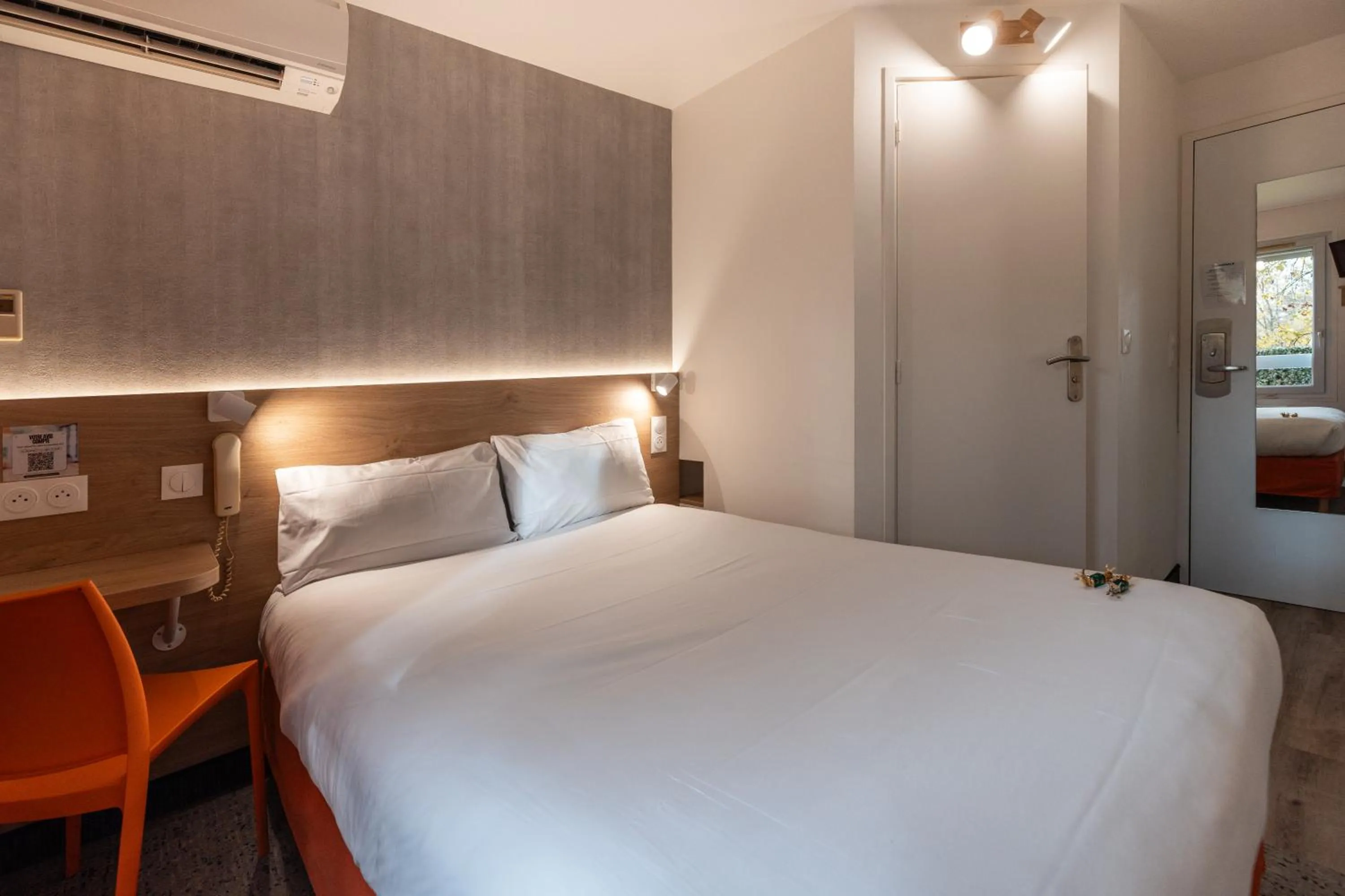 Bedroom, Bed in The Originals Access, Hôtel Bordeaux Lac