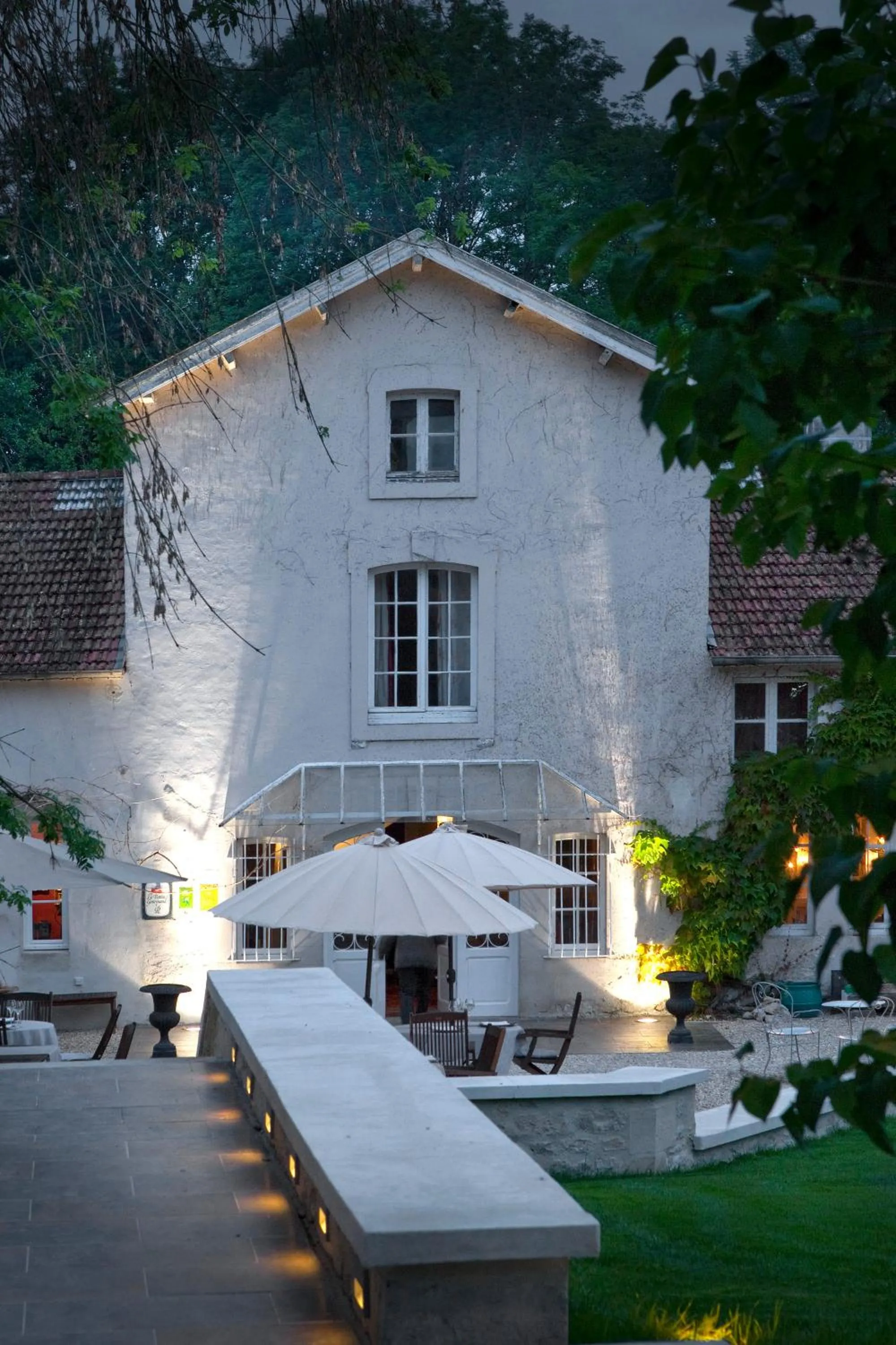 Facade/entrance in Logis La Source Bleue