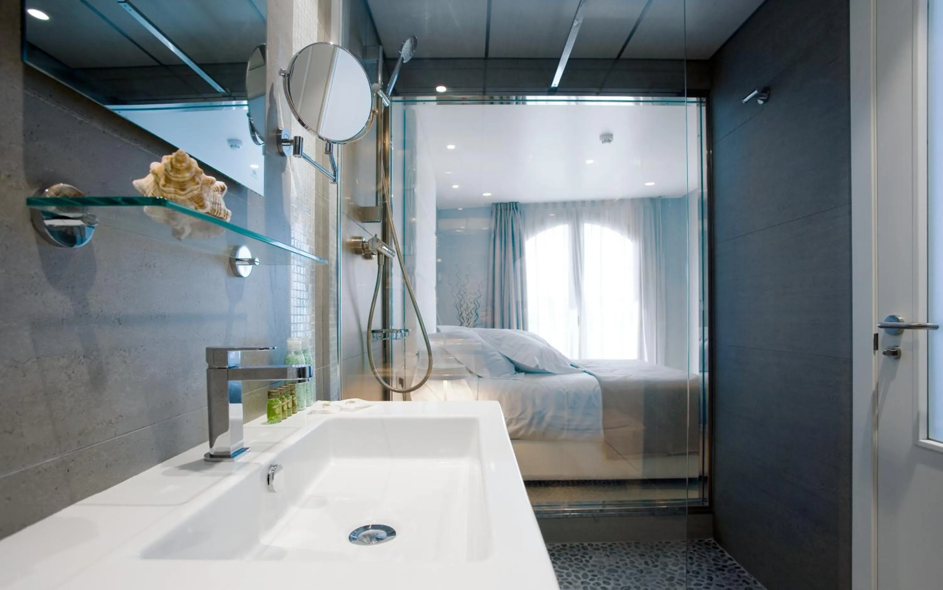 Bathroom, Bed in Hotel Boutique La Mar - Adults Only