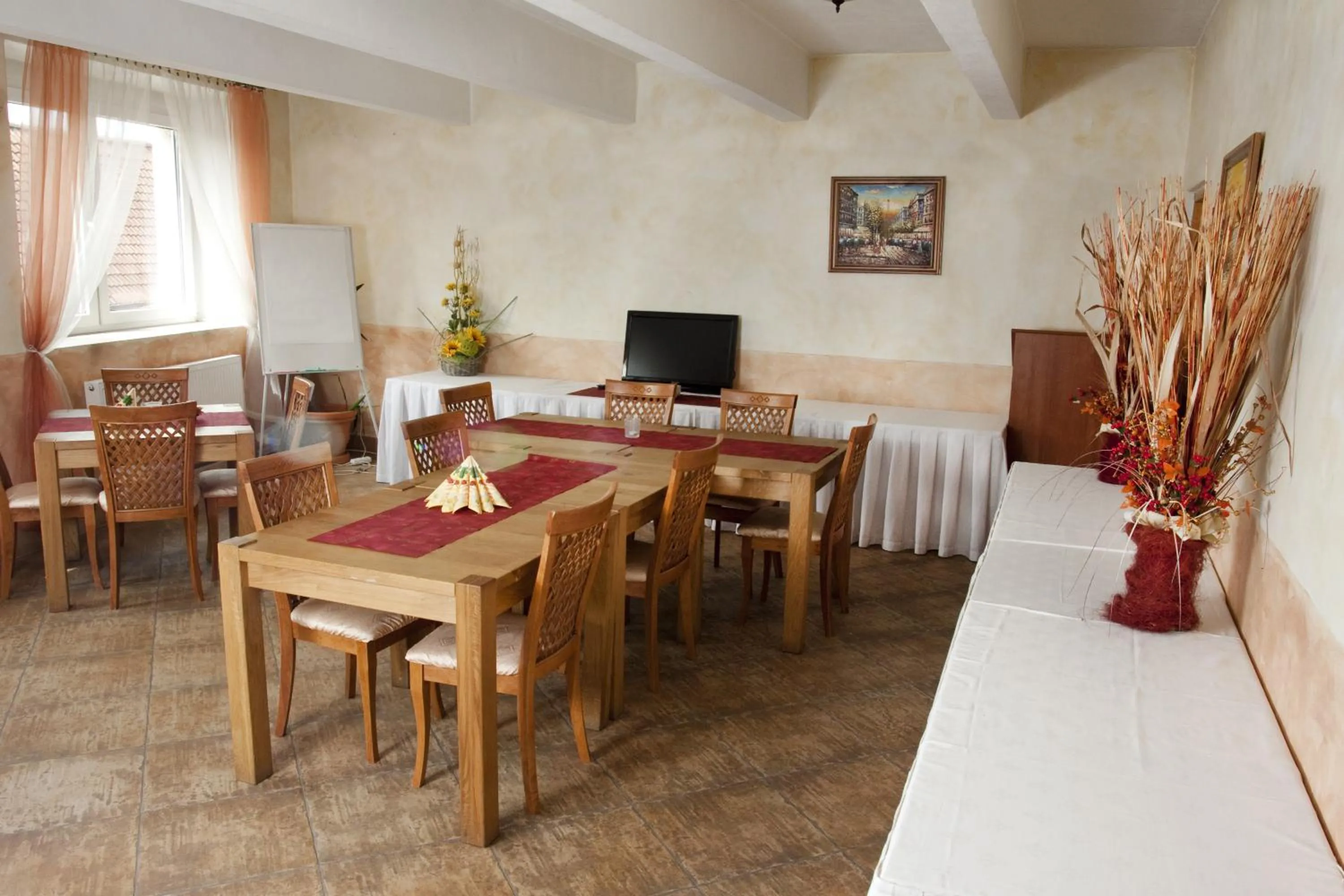 Restaurant/places to eat in Hotel Bila Ruze