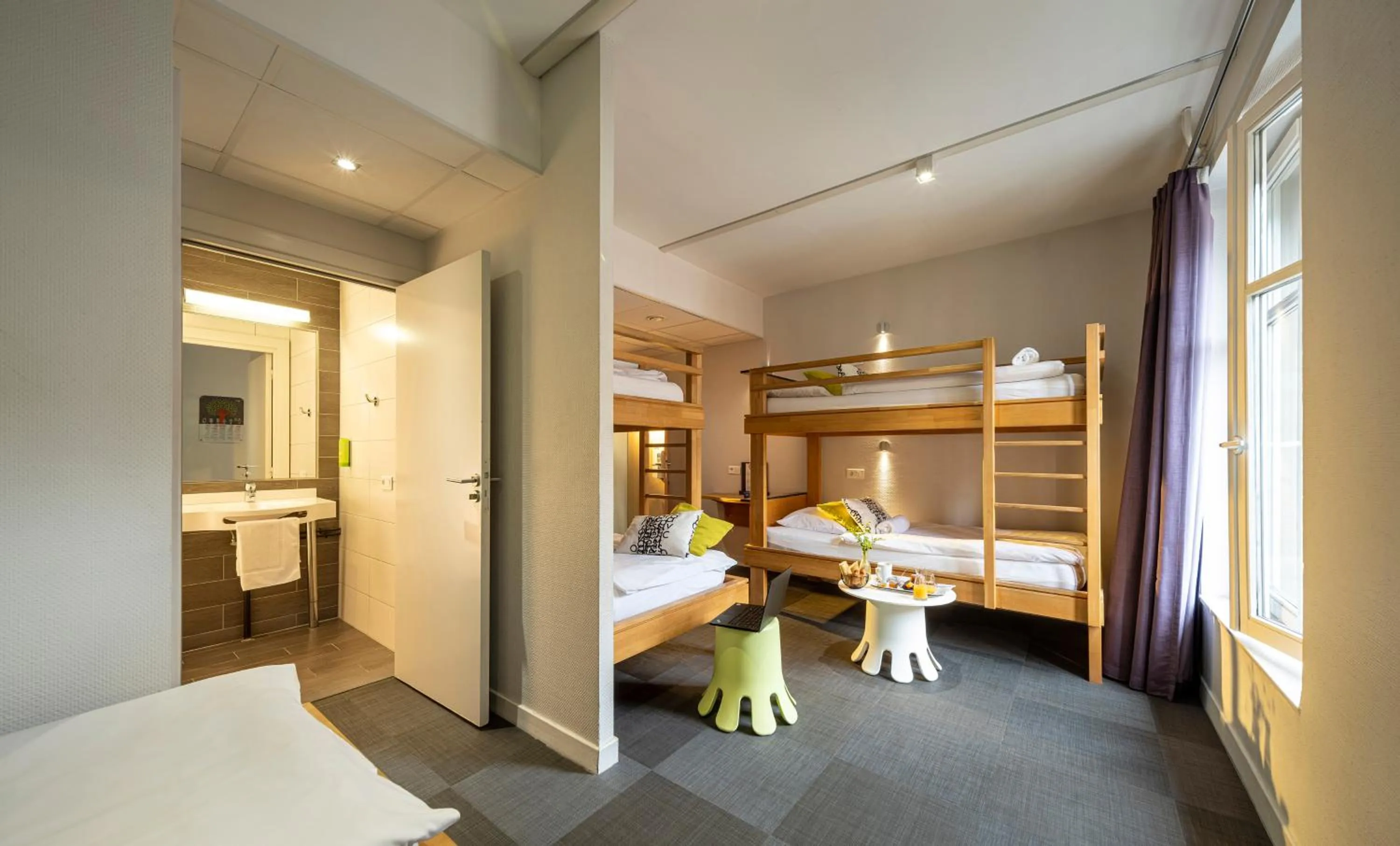 Photo of the whole room, Bed in Ciarus