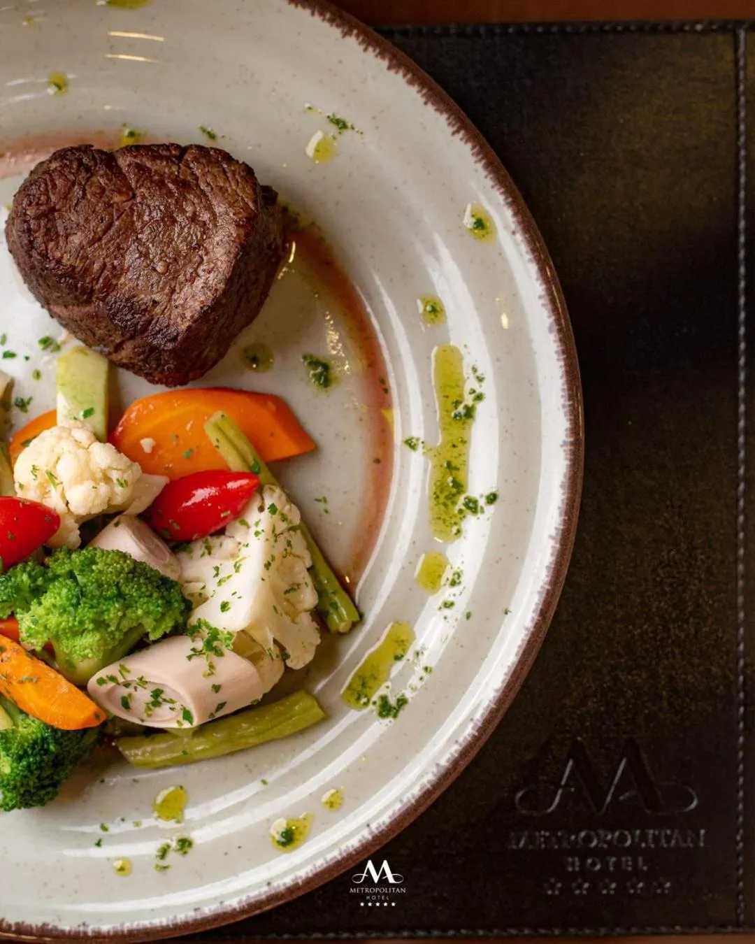 Restaurant/places to eat in Metropolitan Hotel