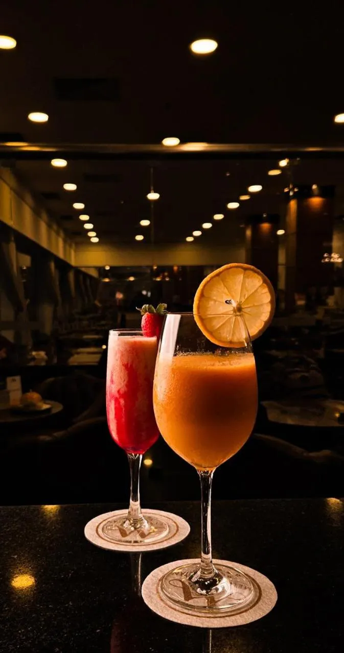 Restaurant/places to eat in Metropolitan Hotel