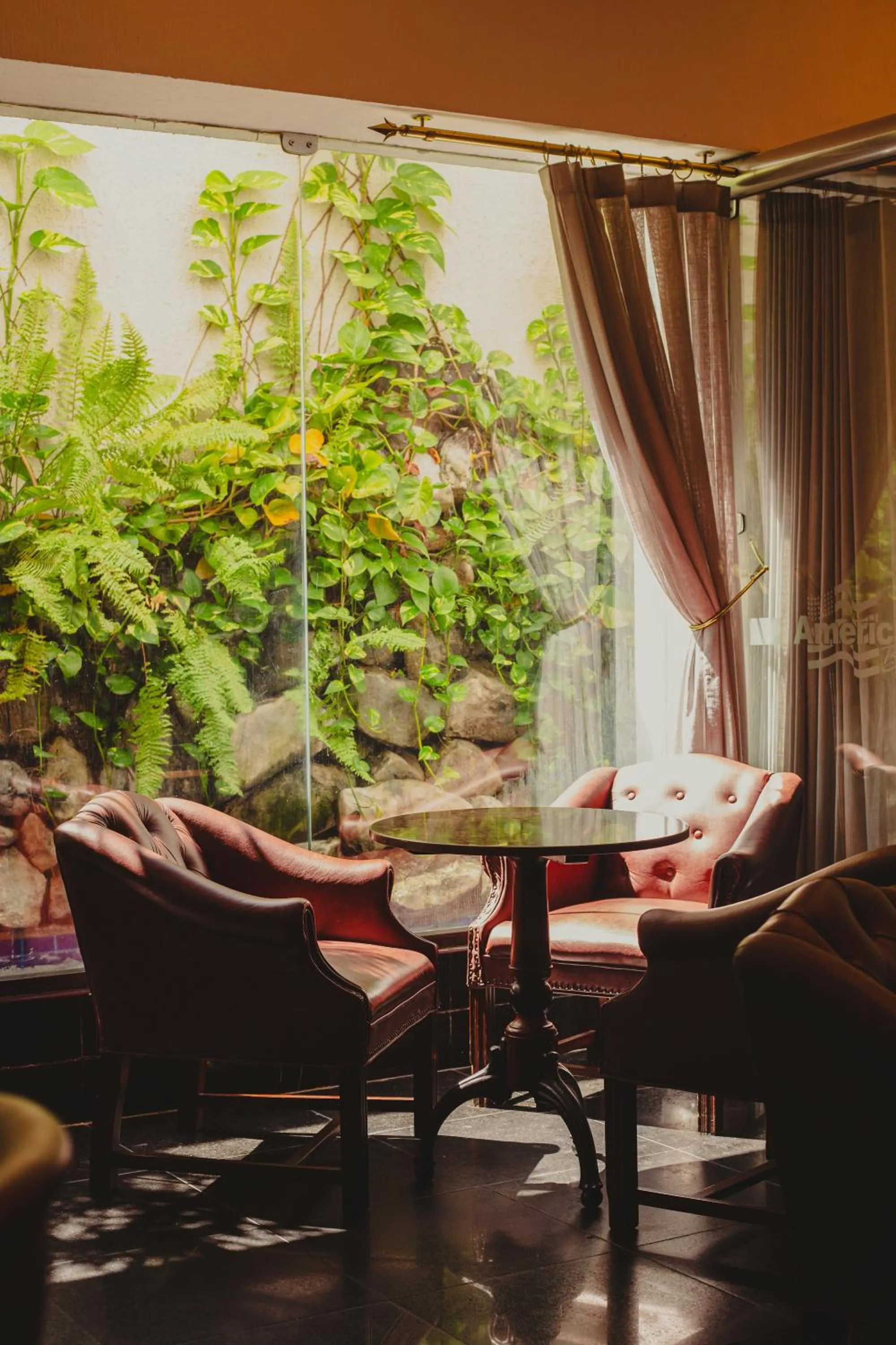 Restaurant/places to eat in Metropolitan Hotel