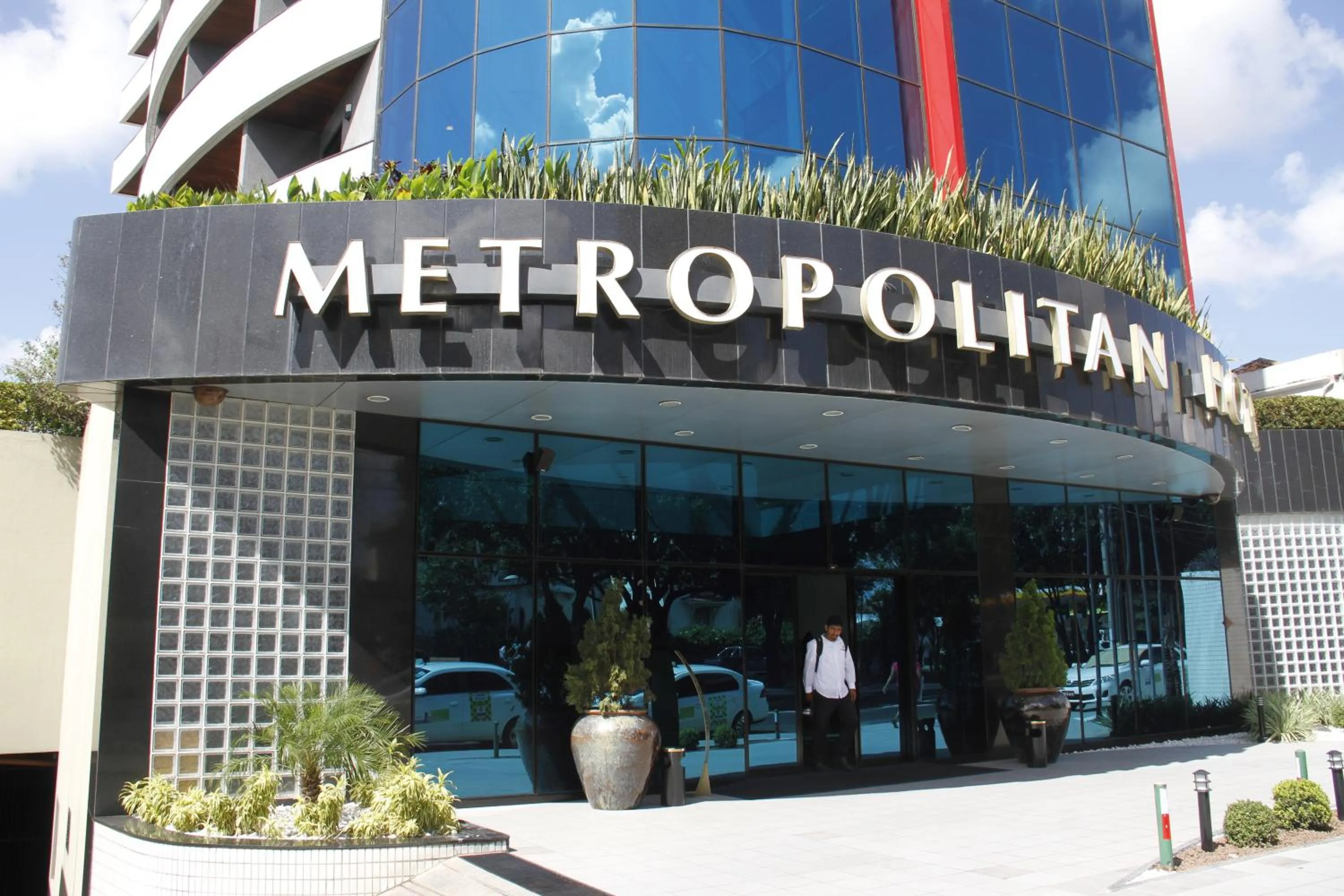 Facade/entrance in Metropolitan Hotel