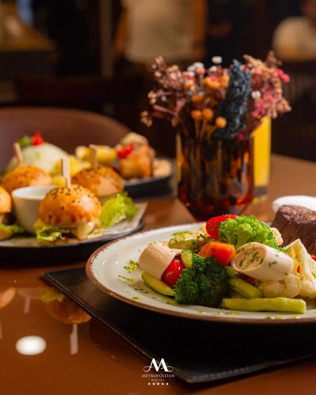 Restaurant/places to eat in Metropolitan Hotel