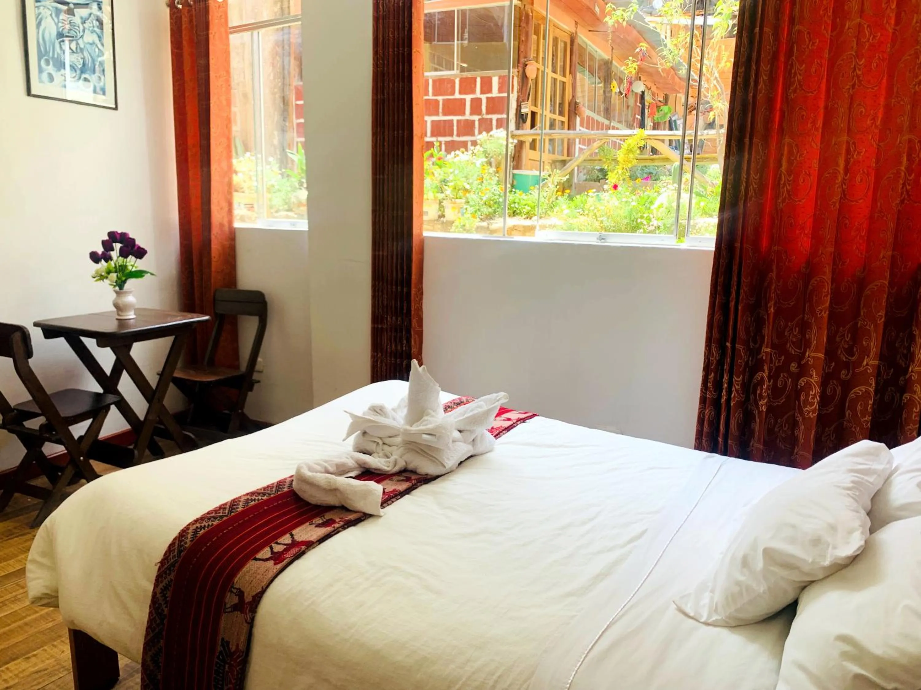 Photo of the whole room, Bed in Inka Khawarina Tambo Lodge