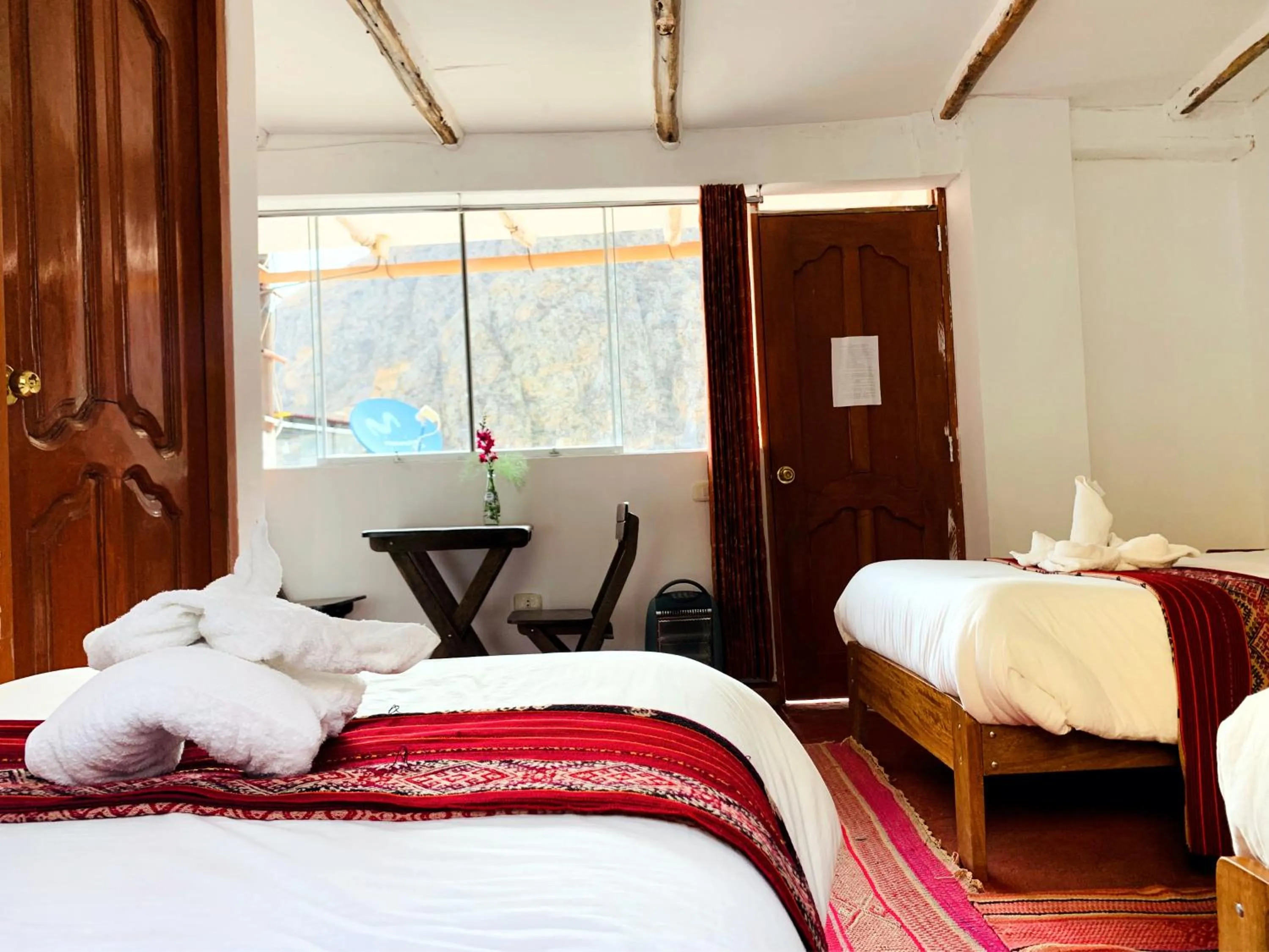 Photo of the whole room, Bed in Inka Khawarina Tambo Lodge