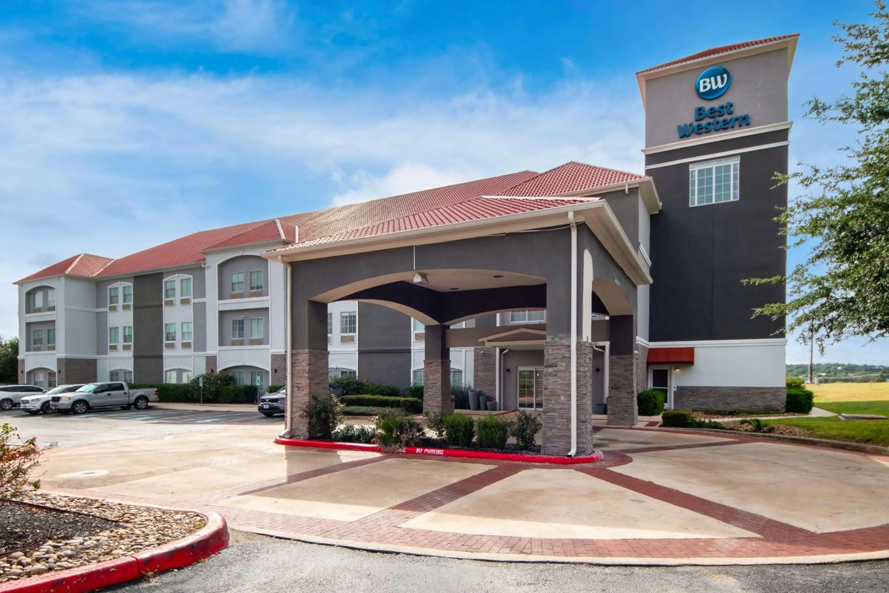 Property building in Best Western Boerne Inn & Suites