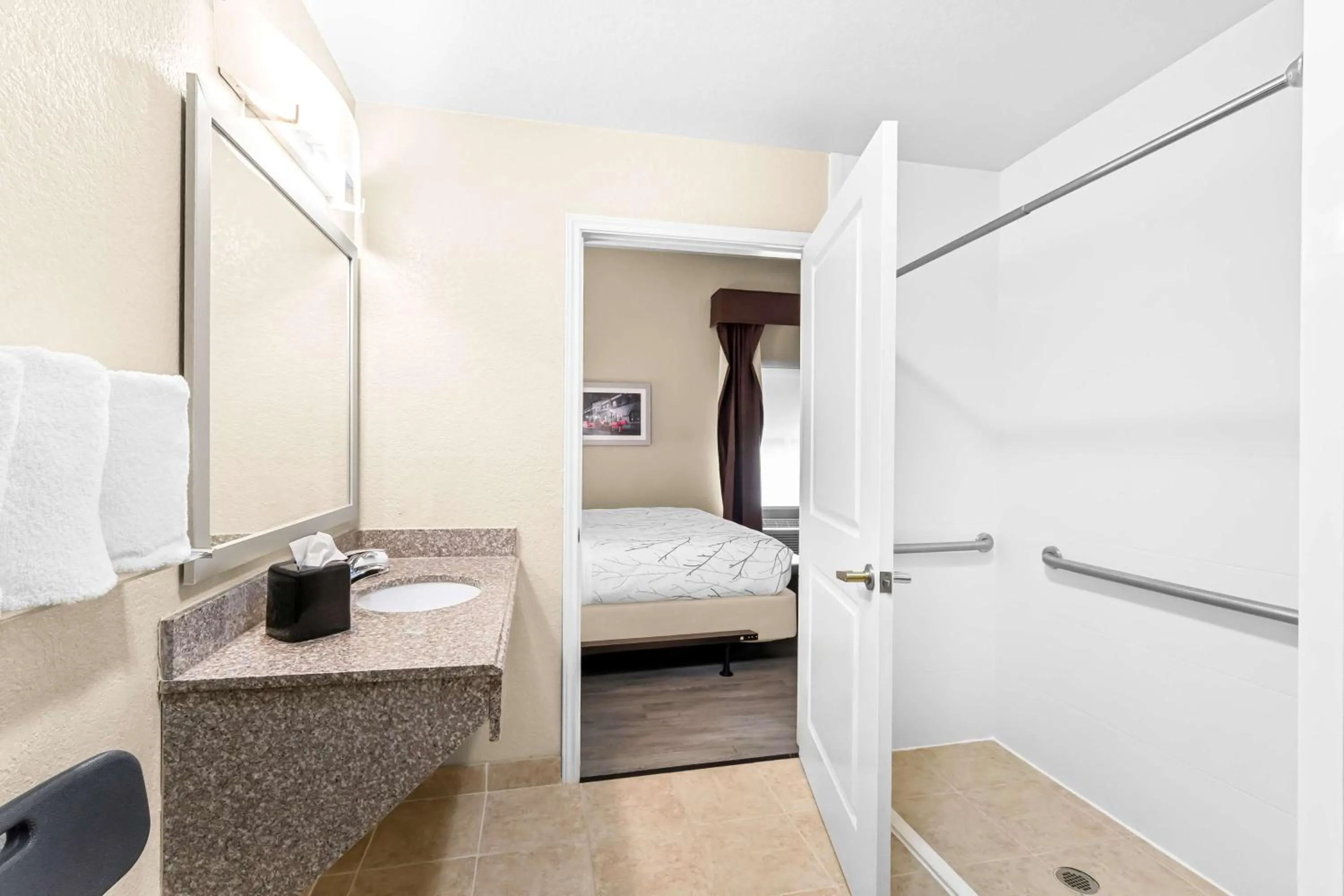 Bathroom, Bed in Best Western Boerne Inn & Suites