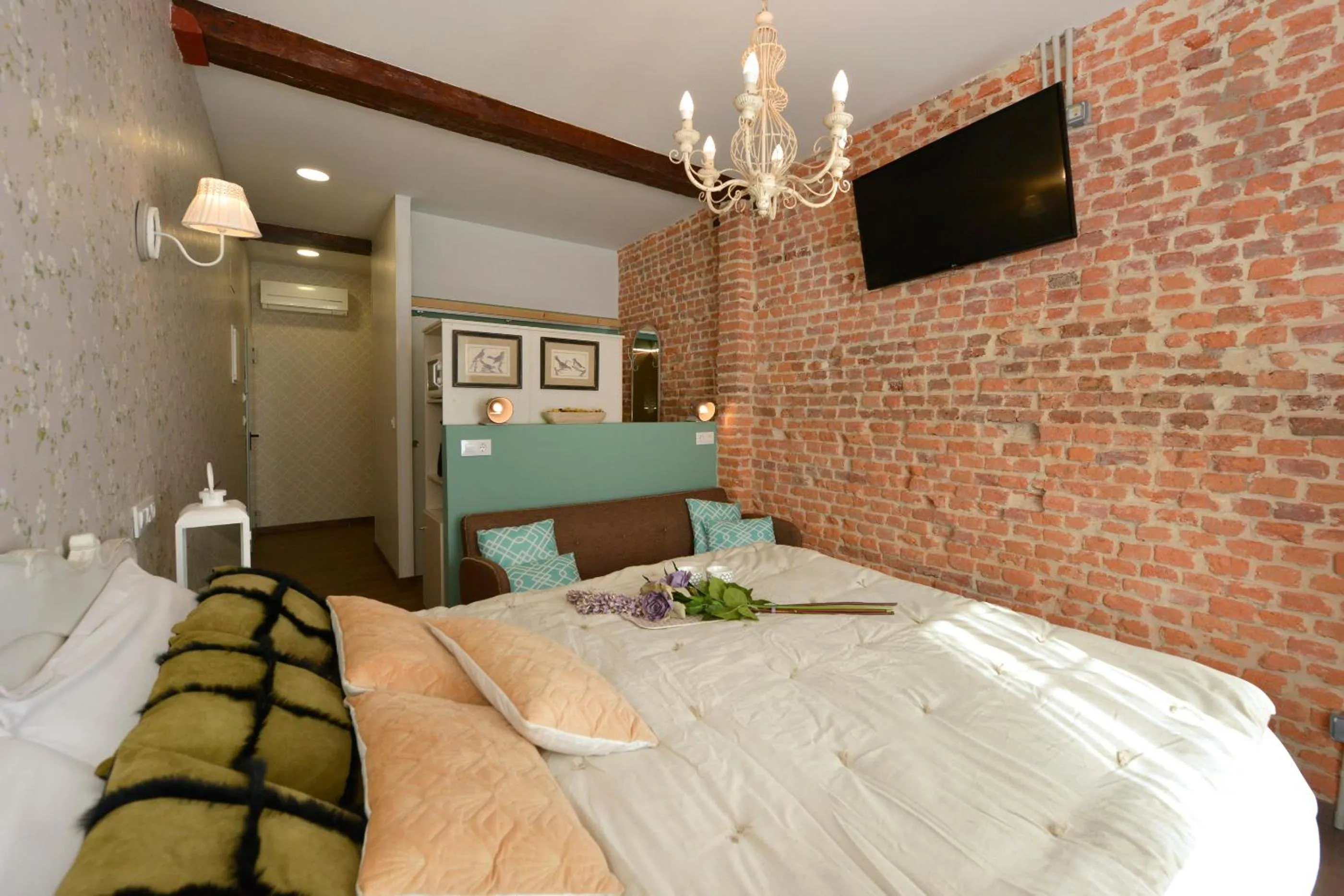 Decorative detail, Bed in Center Suite Santander