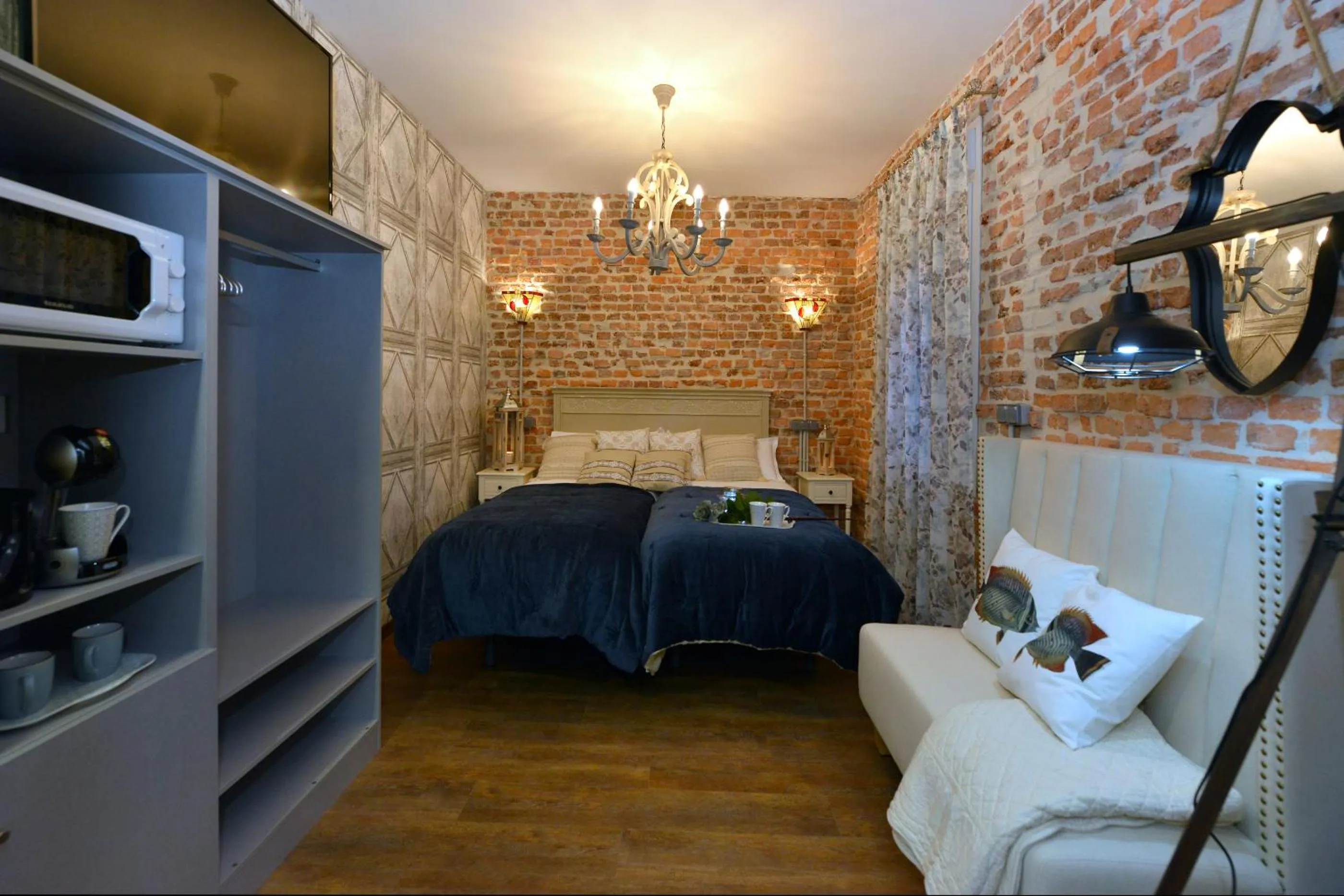 Photo of the whole room, Bed in Center Suite Santander