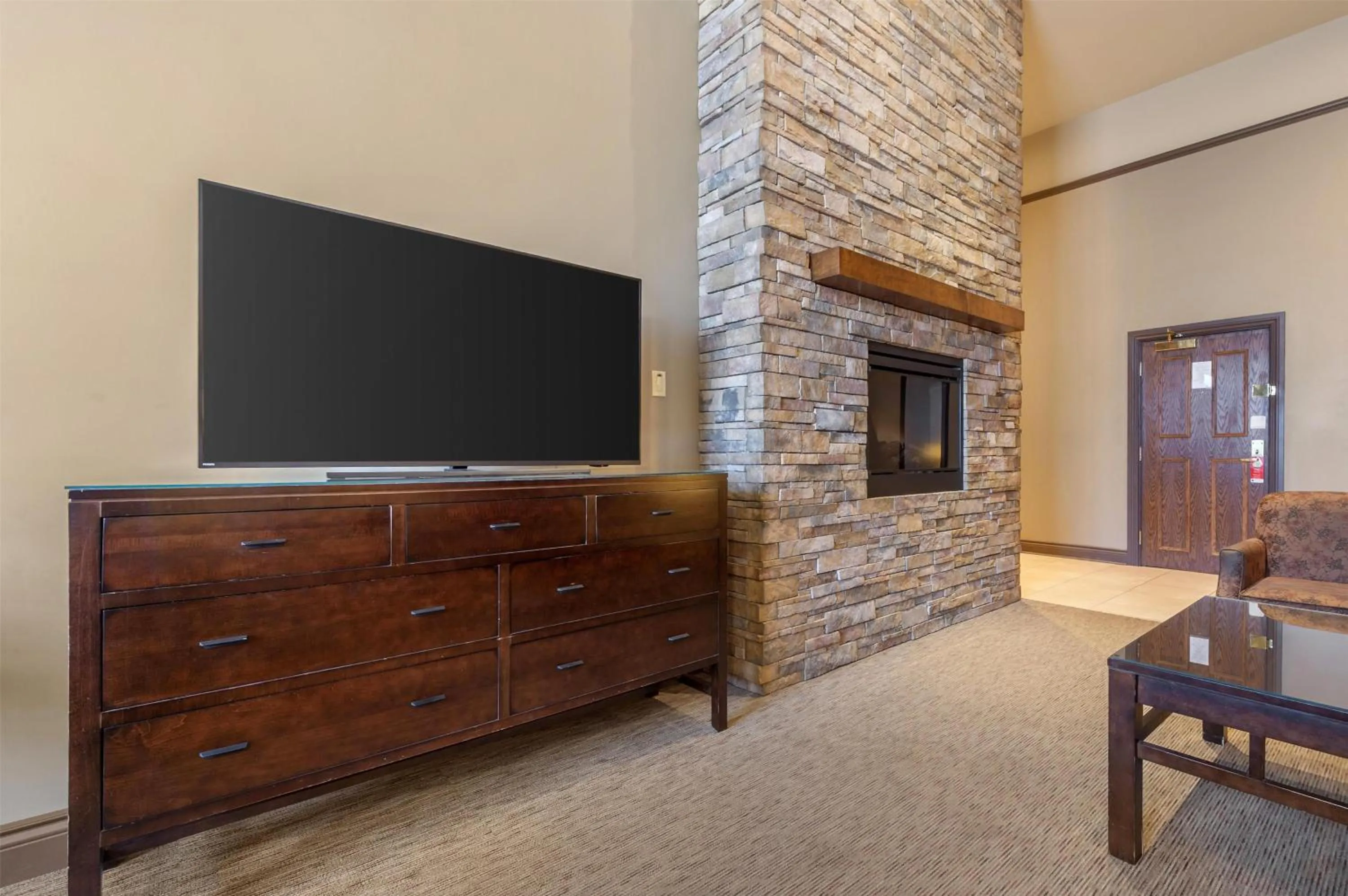 Bedroom in Best Western Parkway Inn & Conference Centre