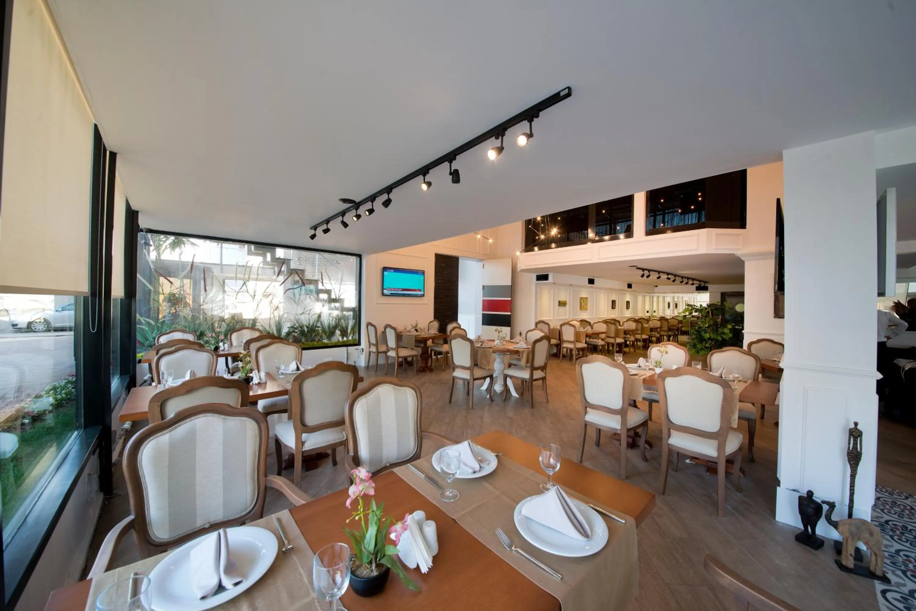 Restaurant/places to eat in North Point Hotel